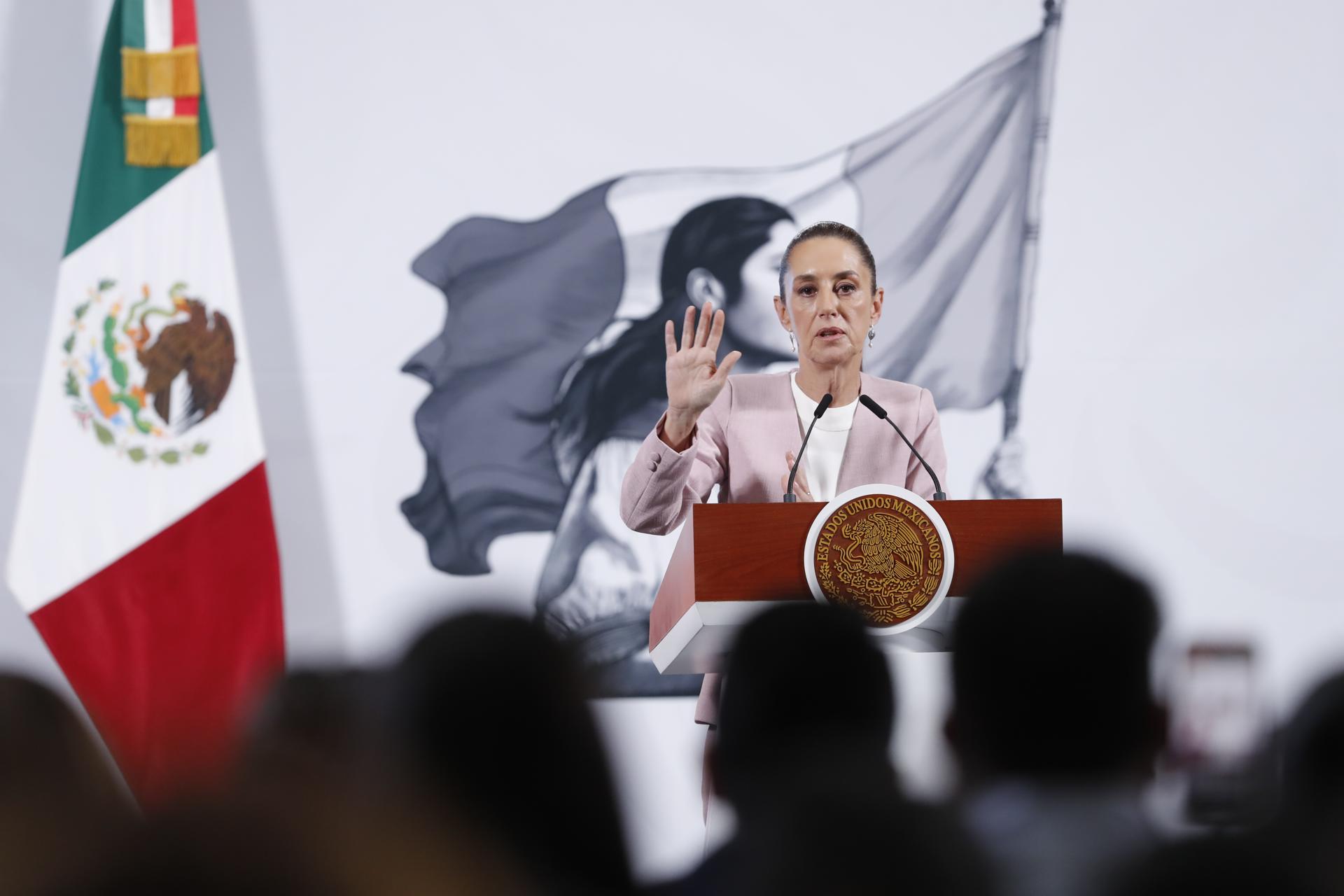 La presidenta de México, Claudia Sheinbaum, habla durante una rueda de prensa este jueves, en Palacio Nacional, en Ciudad de México (México). EFE/Mario Guzmán
