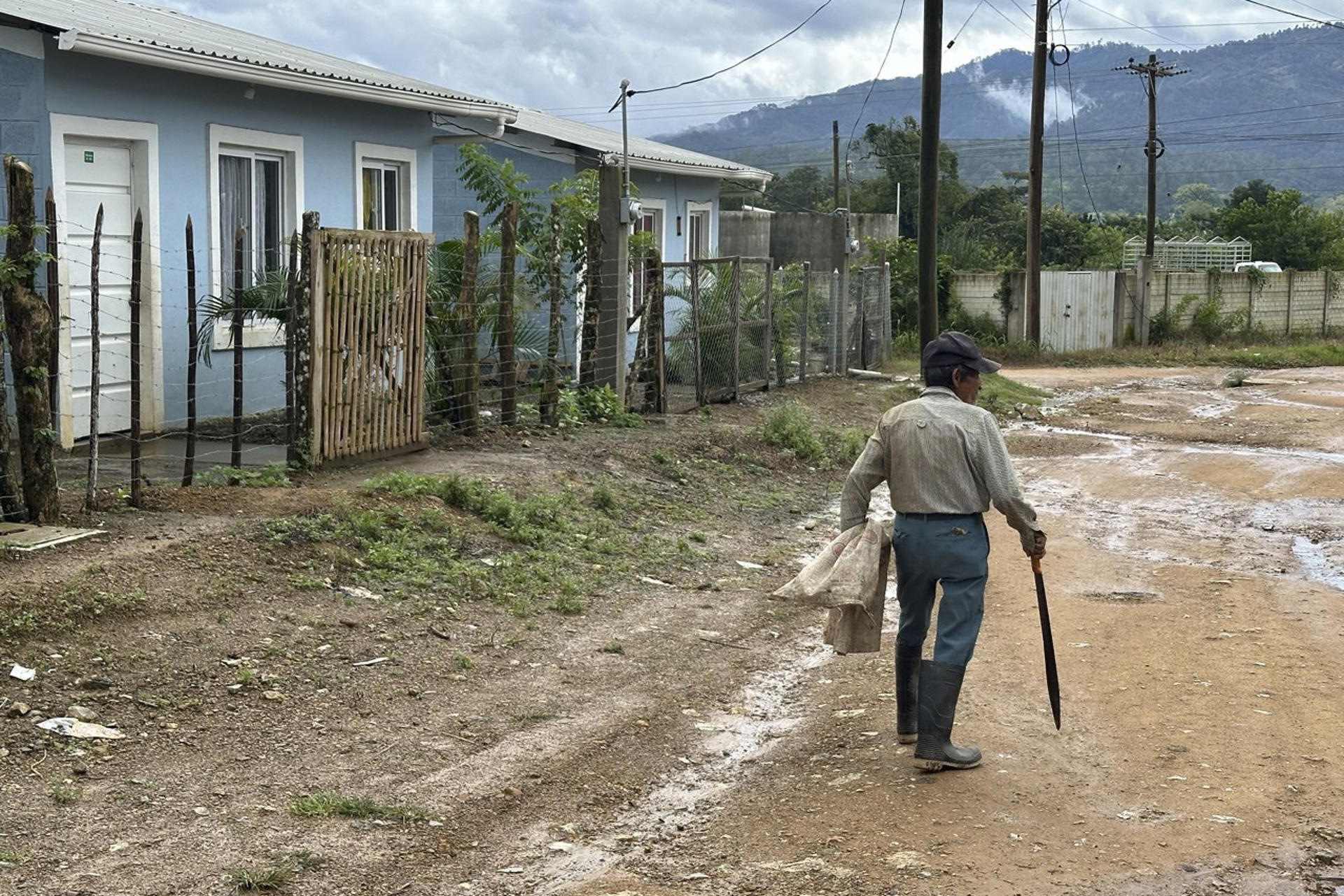 En la imagen de archivo, un hombre camina por una calle el 6 de diciembre de 2024 en la aldea La Reina, jurisdicción de Macuelizo (Honduras). EFE/ Germán Reyes