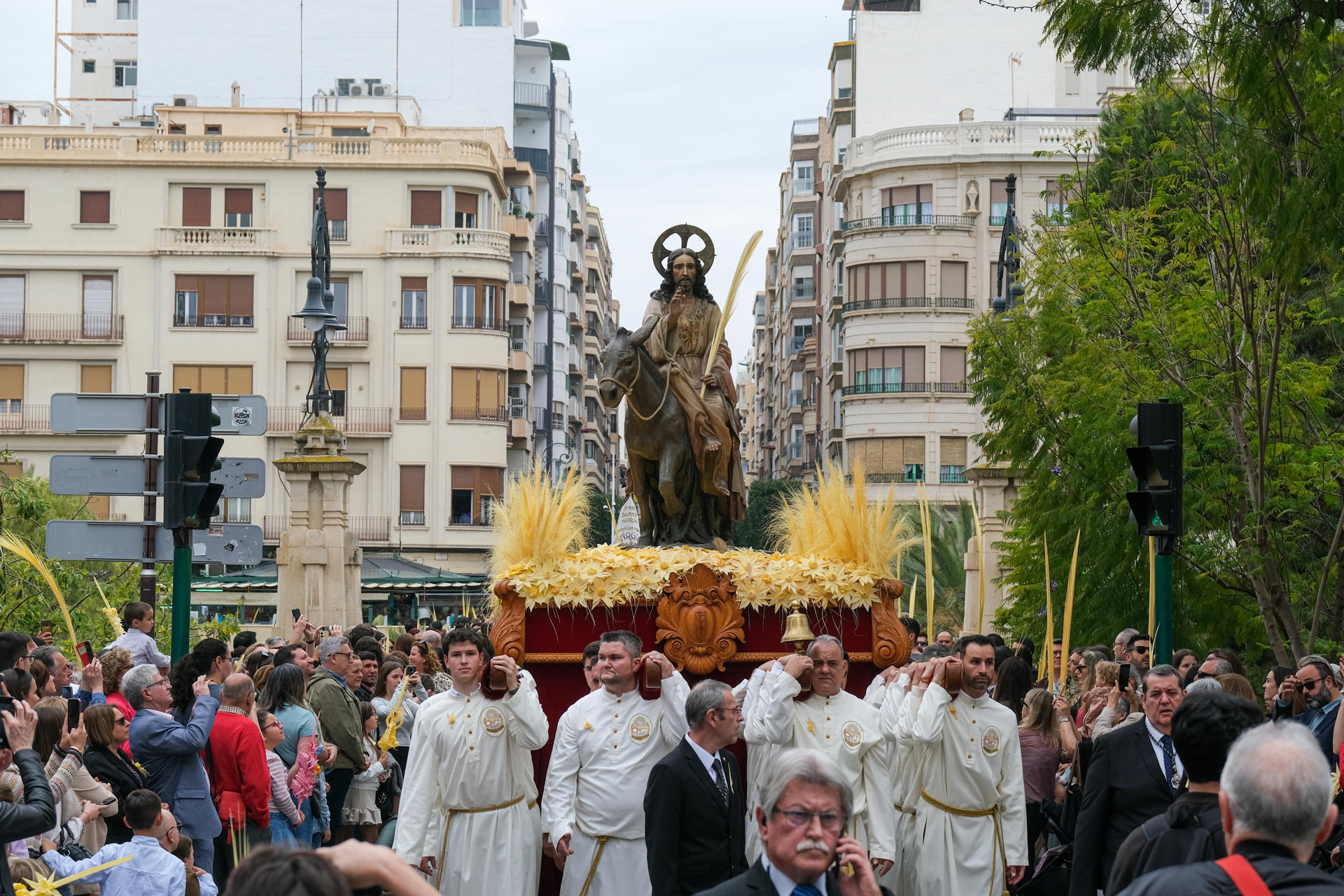La imagen de Jesús Triunfante, conocida como "La Borriquita", durante la procesión del Domingo de Ramos que recorre las calles de Elche, este domingo EFE/ Pablo Miranzo