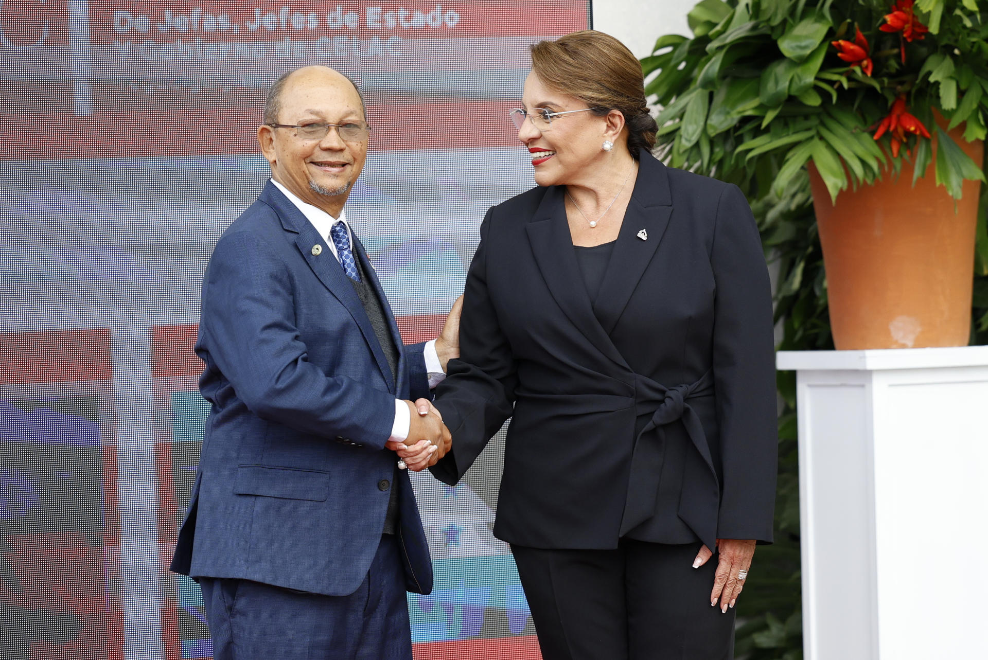 La presidenta de Honduras, Xiomara Castro, saluda al presidente del Consejo Presidencial de Transición de Haití, Leslie Voltaire, este miércoles, durante el recibimiento a los mandatarios previo a la IX Cumbre de la Comunidad de Estados Latinoamericanos y Caribeños (Celac), en Tegucigalpa (Honduras). EFE/ Bienvenido Velasco