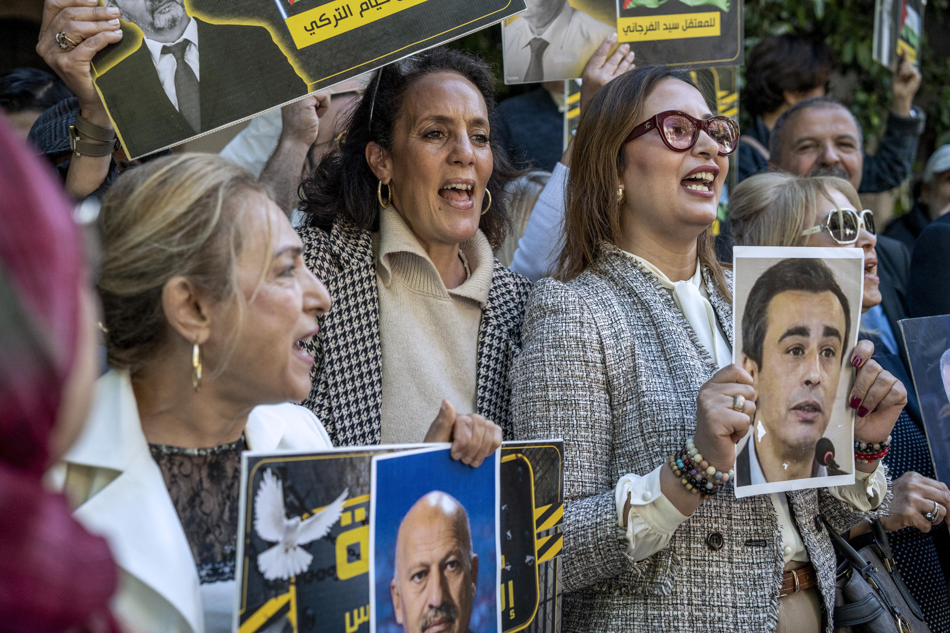 La opositora Chaima Issa (d), una de las principales acusadas en el caso del "complot", y la esposa del político detenido Khayam Turki, con nacionalidad española, participa este viernes, en una manifestación frente al tribunal durante la audiencia, en Túnez. EFE/ Severine Sajour
