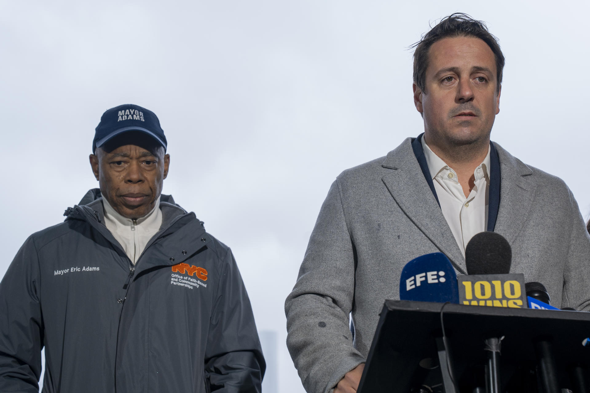 Joan Camprubí (d), hermano de Mercè Camprubí, habla junto al alcalde de Nueva York, Eric Adams, durante una rueda de prensa este sábado, en Nueva York (Estados Unidos). EFE/Ángel Colmenares