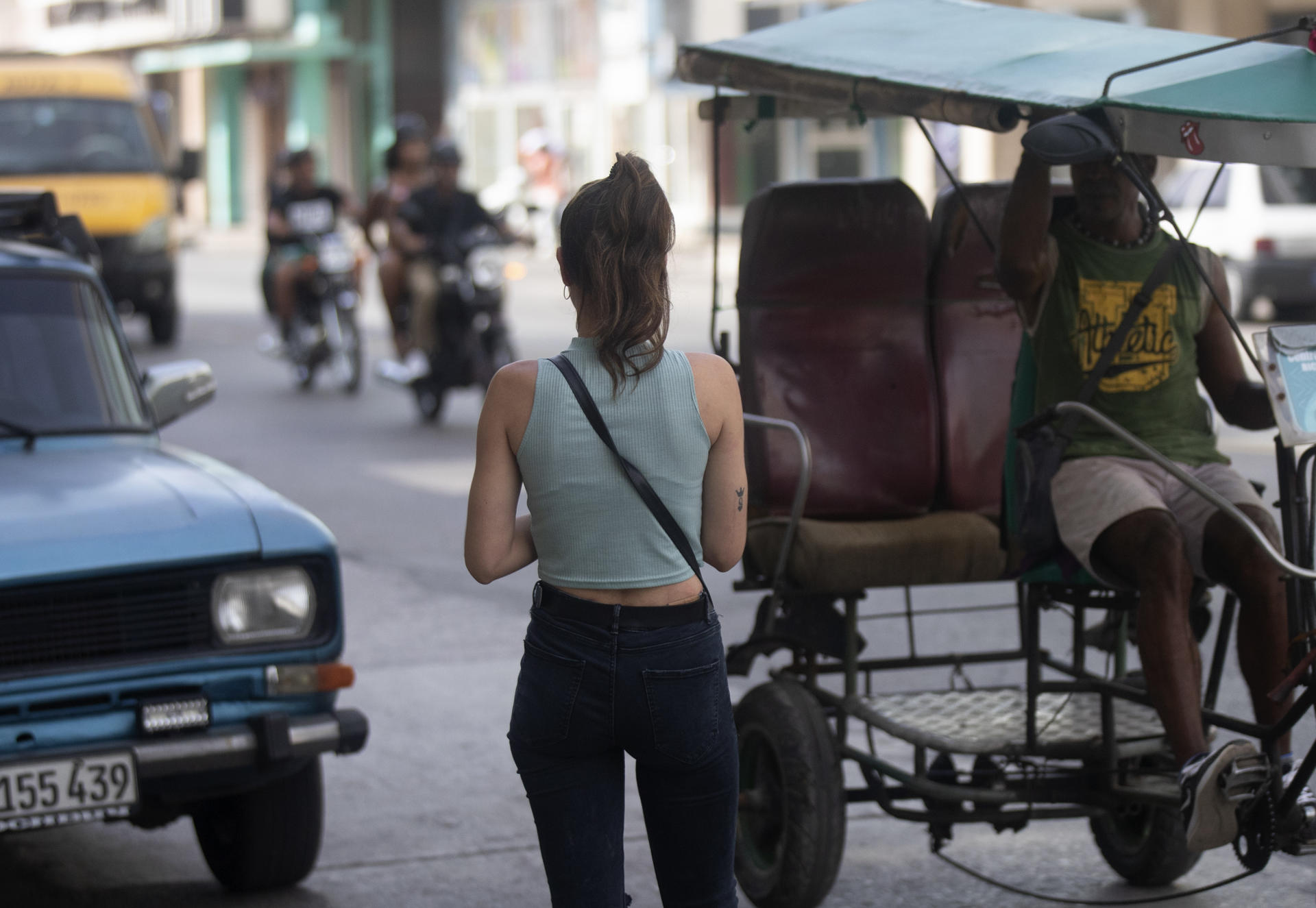 Una mujer espera un taxi en La Habana (Cuba), en una fotografía de archivo. EFE/ Yander Zamora