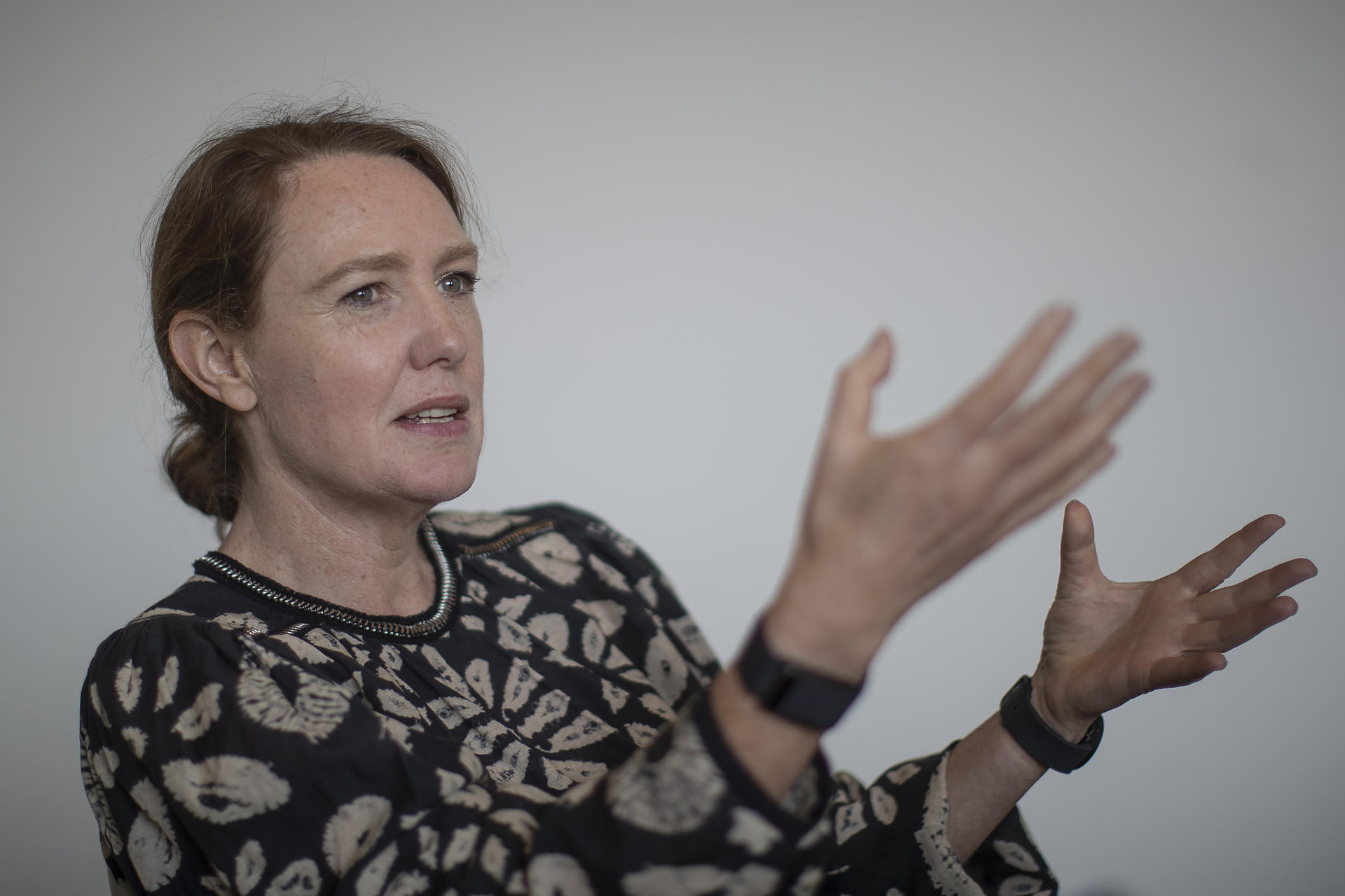 La escritora británica Paula Hawkins, habla durante una entrevista con EFE, este viernes (ayer), en la Ciudad de México (México). EFE/ Isaac Esquivel