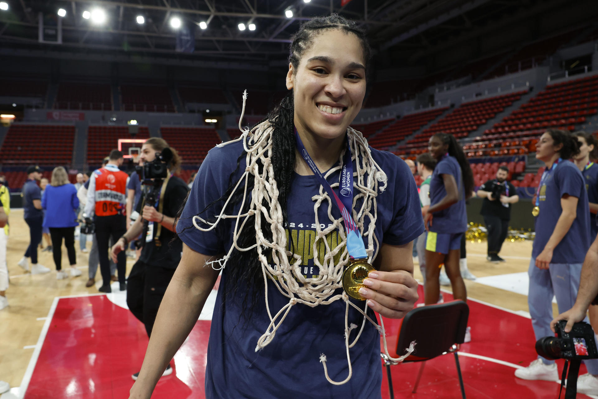 La alero del Praga, Brionna Jones, tras su victoria en la final de la Euroliga de baloncesto que USK Praga y CBK Mersin han disputado este domingo en Zaragoza. EFE/Javier Cebollada