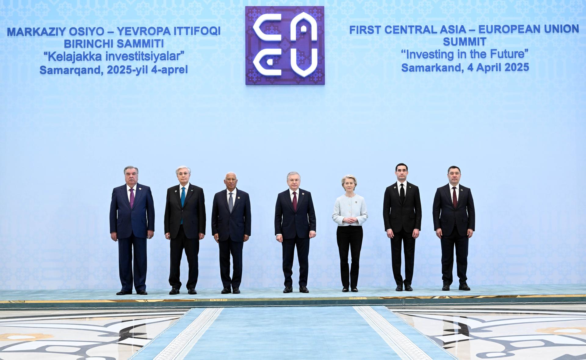 Imagen distribuida por el servicio de prensa del presidente de Kirguistán muestra (de izquierda a derecha) al presidente de Tayikistán, Emomali Rajmon, al presidente de Kazajistán, Kasim-Yomart Tókayev, al presidente del Consejo Europeo, Antonio Costa, al presidente de Uzbekistán, Shavkat Mirziyóyev, a la presidenta de la Comisión Europea, Ursula von der Leyen, al presidente de Turkmenistán, Serdar Berdimujámedov, y al presidente de Kirguistán, Kirguistán, Sadir Zhapárov, posando para una foto familiar en la cumbre UE-Asia Central en Samarcanda, Uzbekistán, el 4 de abril de 2025. EFE/EPA/SERVICIO DE PRENSA DE LA PRESIDENCIA DE KIRGUISTÁN / MATERIAL DE DIFUSIÓN USO EDITORIAL SOLAMENTE/NO A LA VENTA MATERIAL DE DIFUSIÓN USO EDITORIAL SOLAMENTE/NO A LA VENTA