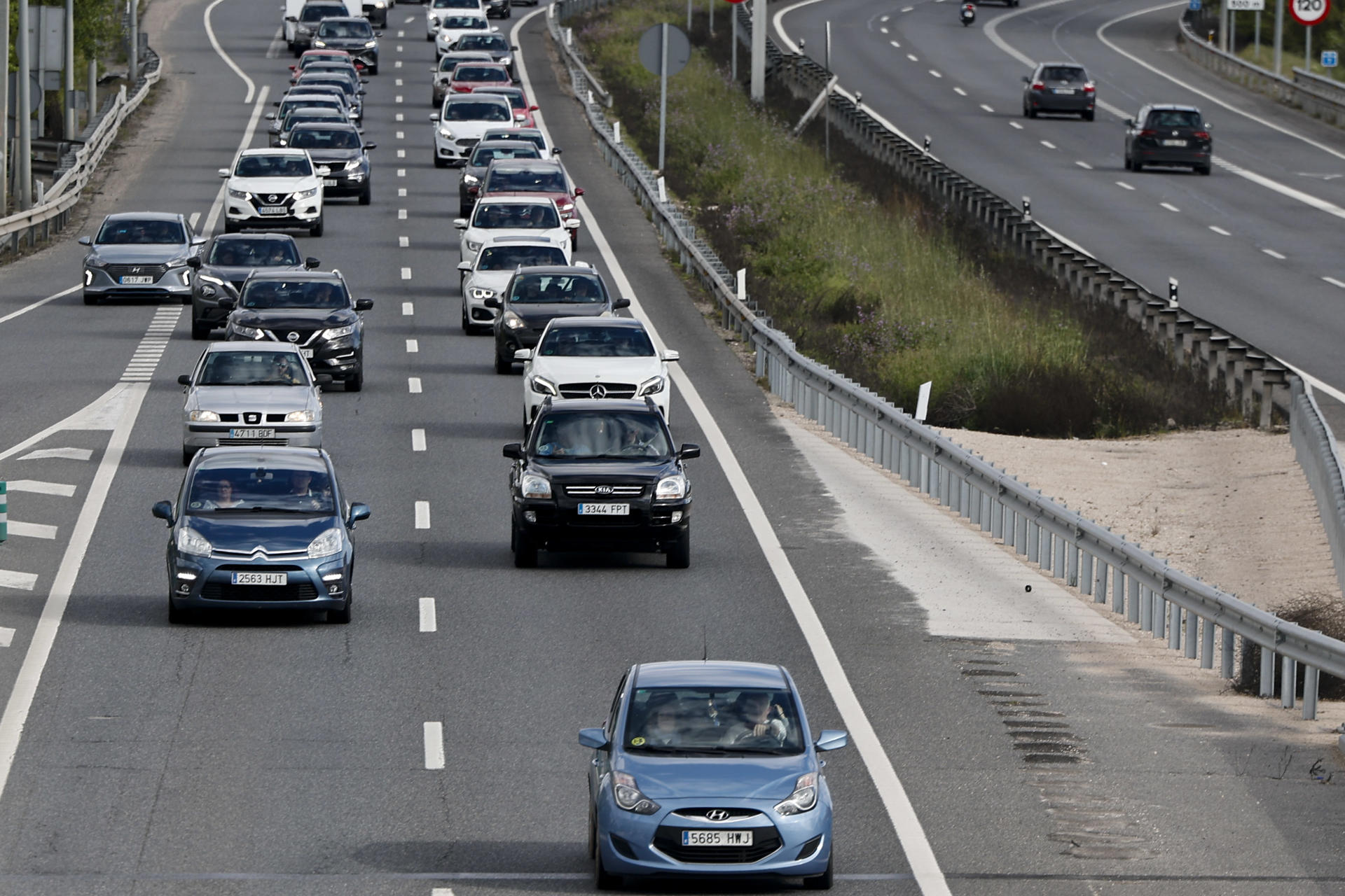 Operación retorno en la entrada a Madrid por la A3 este domingo en la localidad madrileña de Rivas Vaciamadrid tras las vacaciones de Semana Santa. EFE/Sergio Pérez