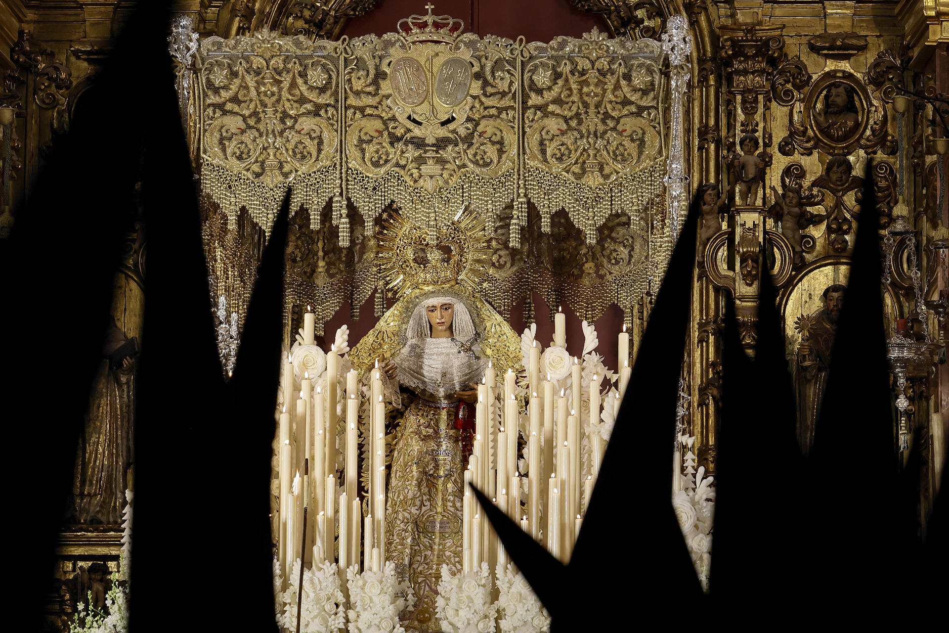 La Virgen Esperanza de Triana de la Hermandad Sacramental del Stmo. Cristo de la Tres Caídas y Nuestra Señora de la Esperanza cruza el Puente de Triana tras su salida de la Capilla de los Marineros para su estación de penitencia en la Madrugá esta noche en Sevilla. EFE/José Manuel Vidal