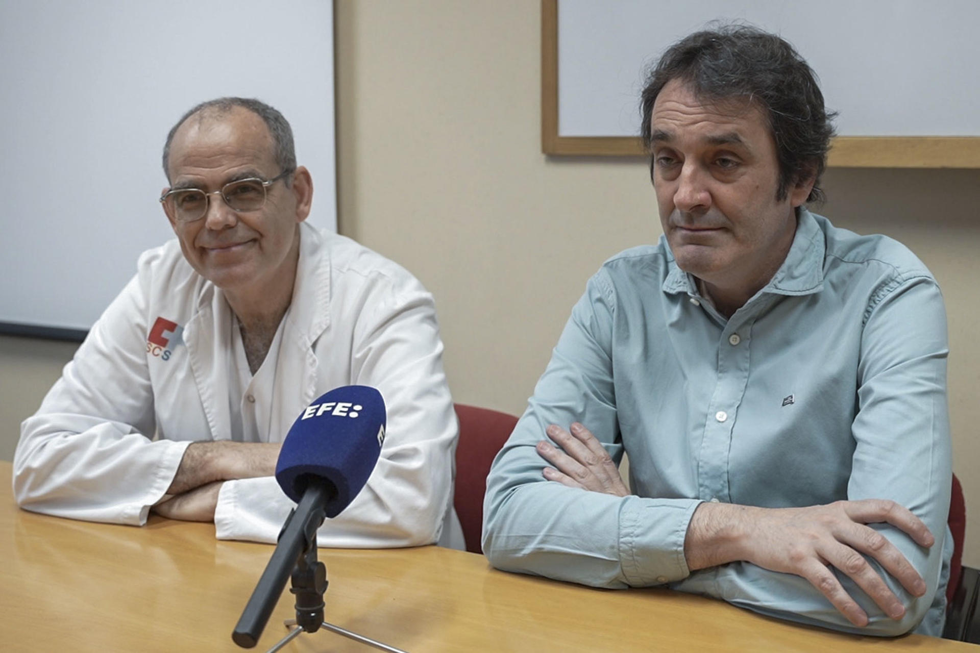 SANTANDER, 20/04/2025.- El jefe de sección de Neurología en el Hospital Valdecilla de Santander, Enrique Palacio (d), y el especialista de Radiología Andrés González durante una entrevista con EFE en Santander. EFE/ Román G. Aguilera