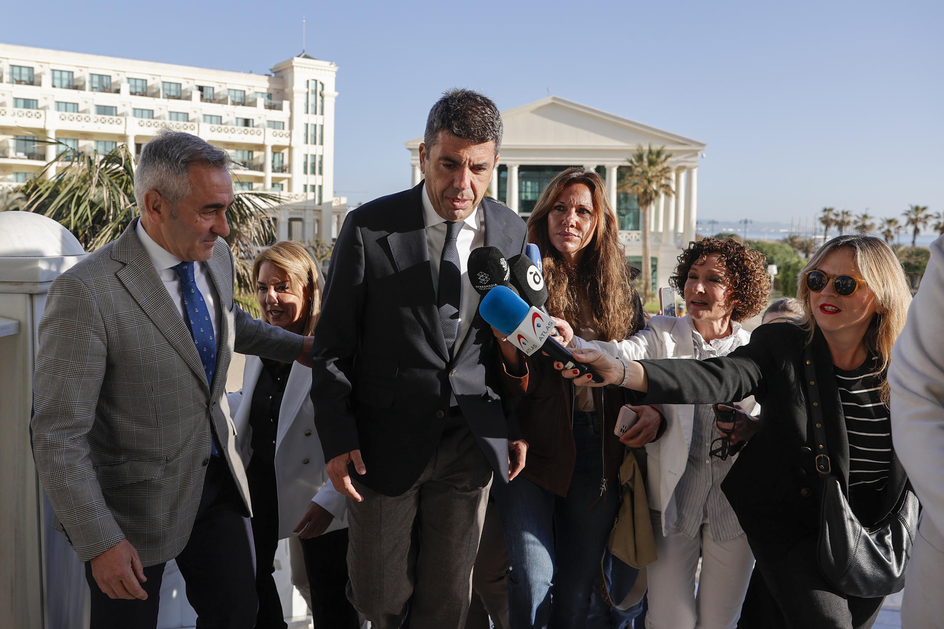 El president de la Generalitat Valenciana, Carlos Mazón (c), preguntado por los medios a su llegada al Fórum Europa Tribuna Mediterránea que contó con la participación del conseller de Agricultura, Agua, Ganadería y Pesca, Miguel Barrachina (i), este lunes en València. EFE/ Manuel Bruque
