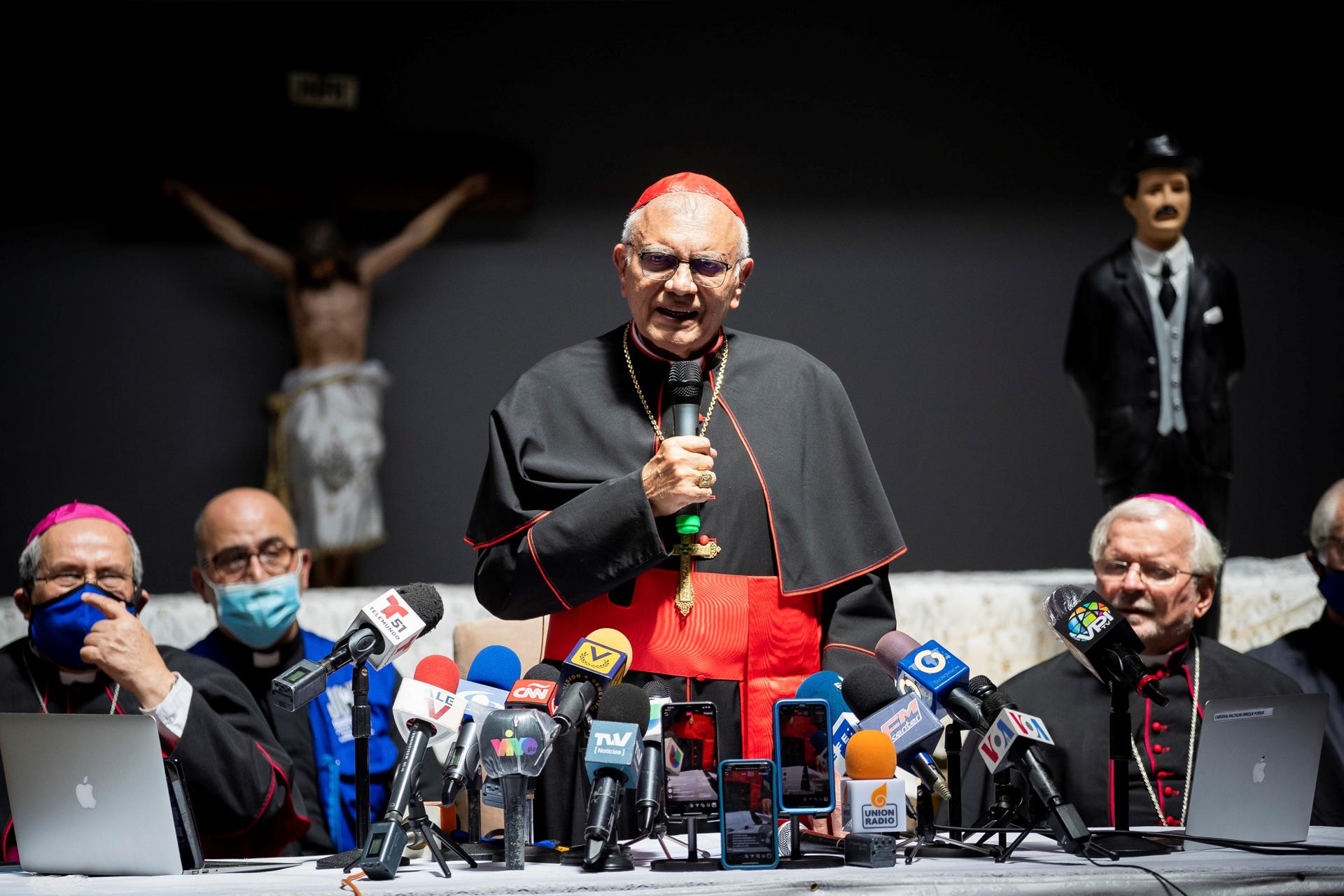 El cardenal Baltazar Porras (c) participa en una rueda de prensa en la Iglesia Parroquia Inmaculado Corazón de María de Caracas (Venezuela), en una fotografía de archivo. EFE/RAYNER PEÑA R.