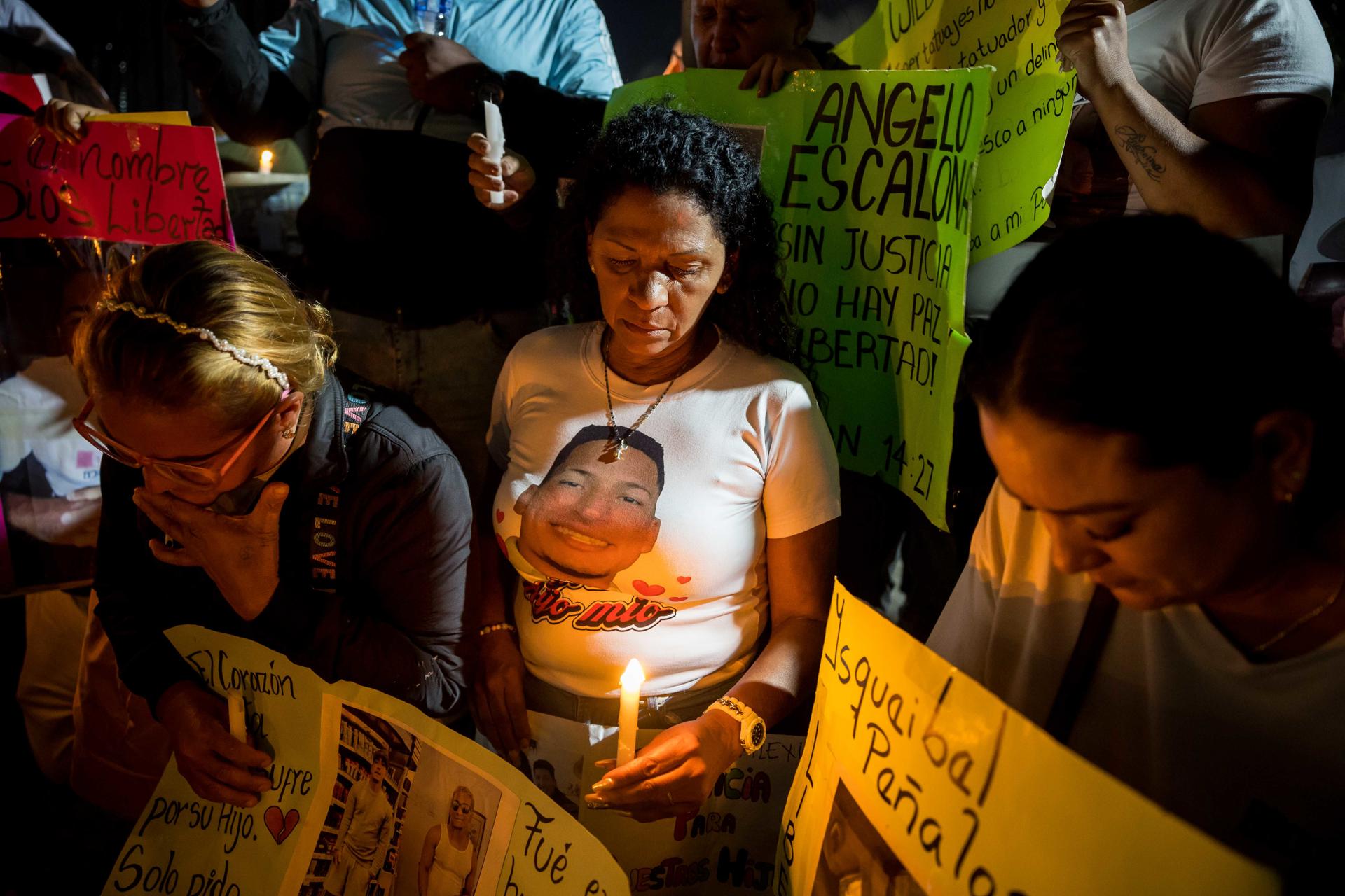 Una mujer sostiene una vela durante una manifestación por la liberación de sus seres queridos, en una foto de archivo. EFE/ Miguel Gutiérrez