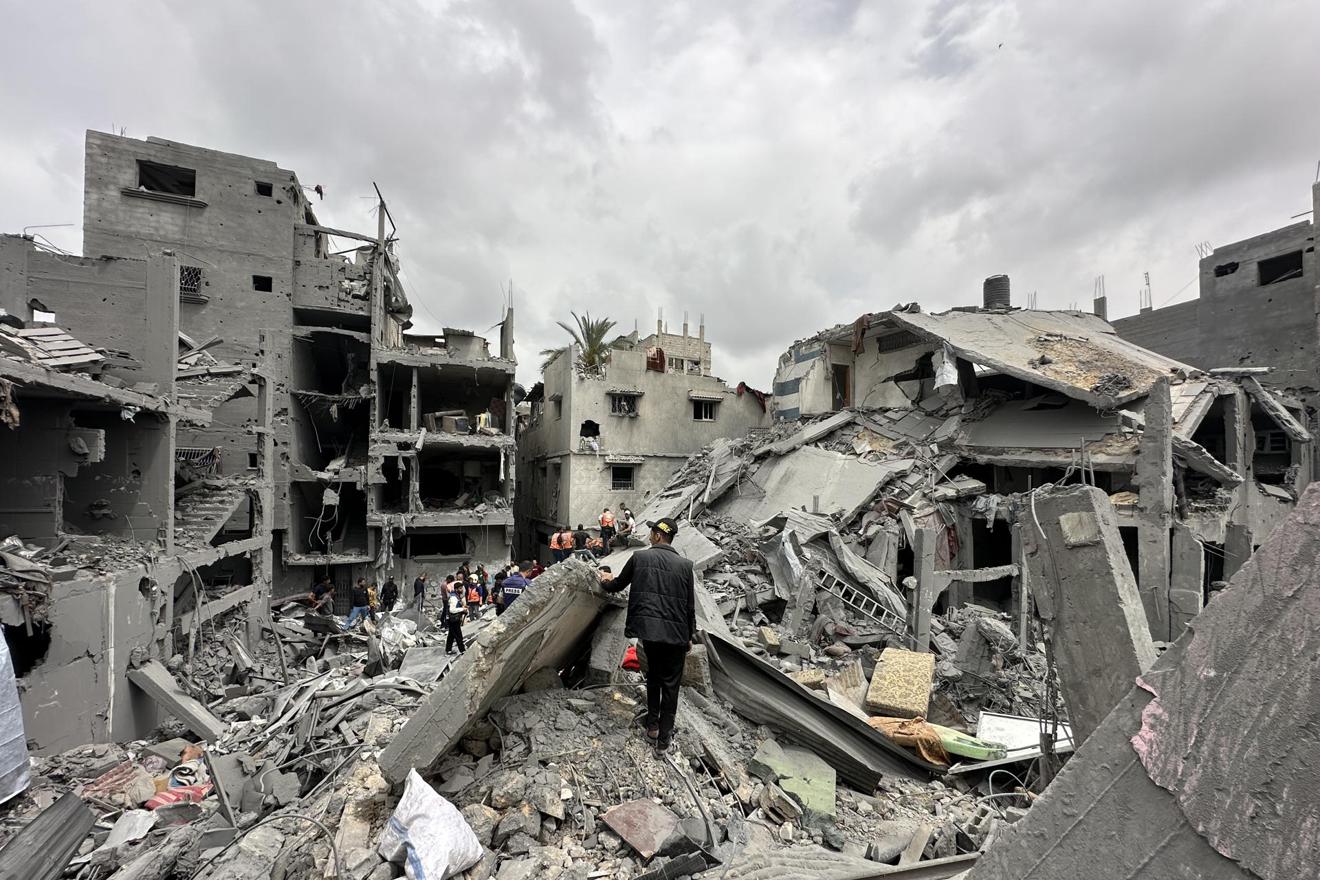 Imagen del 9 de abril de 2025 de los daños provocados por el bombardeo de un avión israelí contra un bloque de viviendas en el barrio de Shujaiya, este de la norteña ciudad de GazaEFE/ Ahmad Awad