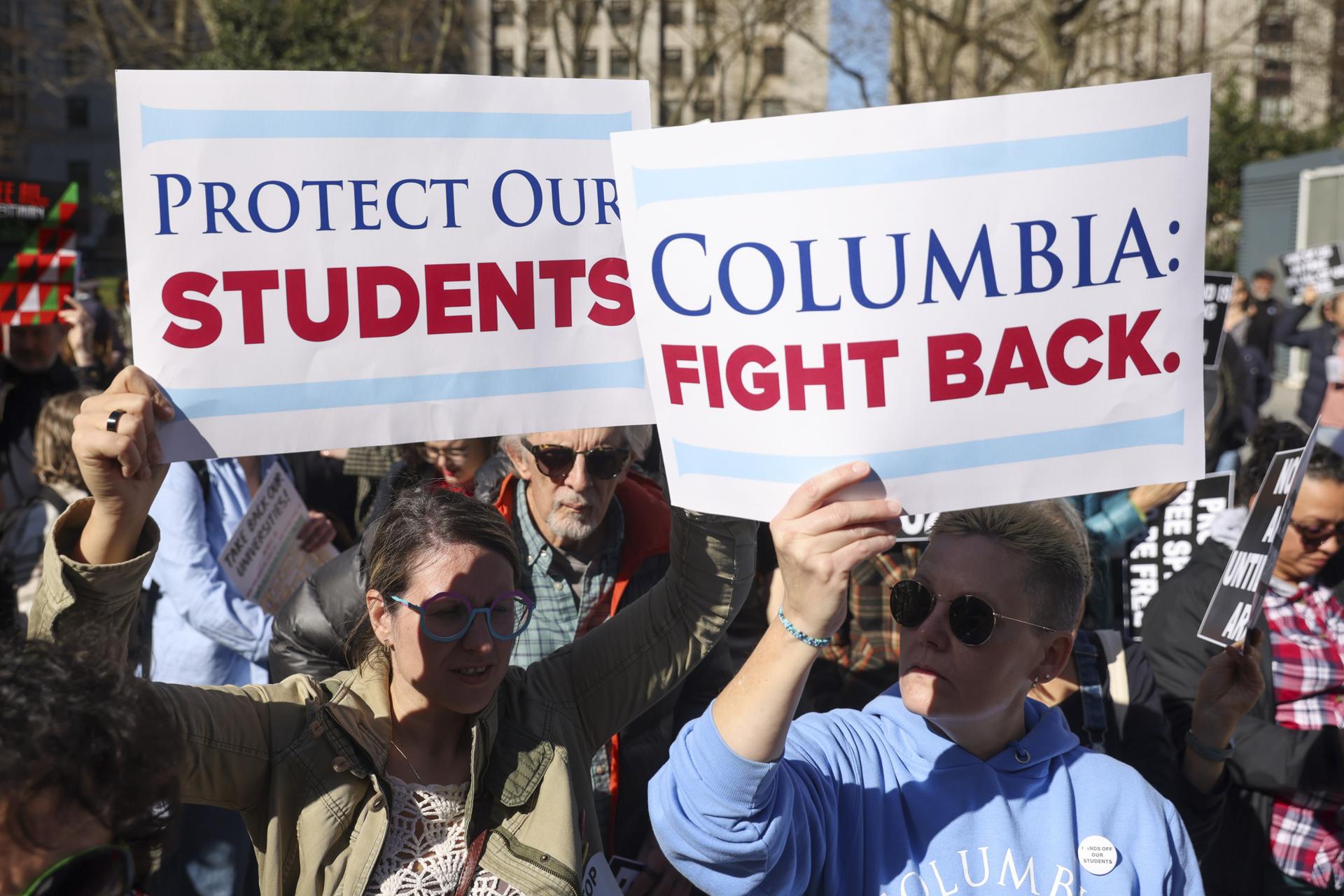 Fotografía de archivo de personas que asisten a una manifestación por el Día Nacional de Acción por la Educación Superior en Foley Square en Nueva York (EE.UU.). EFE/EPA/SARAH YENESEL