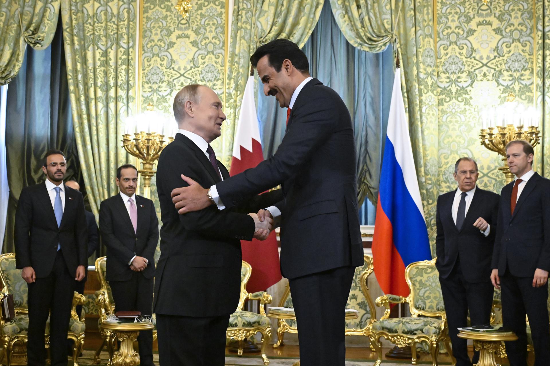 El presidente ruso Vladimir Putin se da la mano con el emir de Catar, el jeque Tamim bin Hamad al-Thani, durante su reunión en el Kremlin en Moscú, Rusia, el 17 de abril de 2025. El Emir está en una visita oficial de un día a Moscú. (Rusia, Moscú, Catar) EFE/EPA/ALEXANDER NEMENOV / POOL