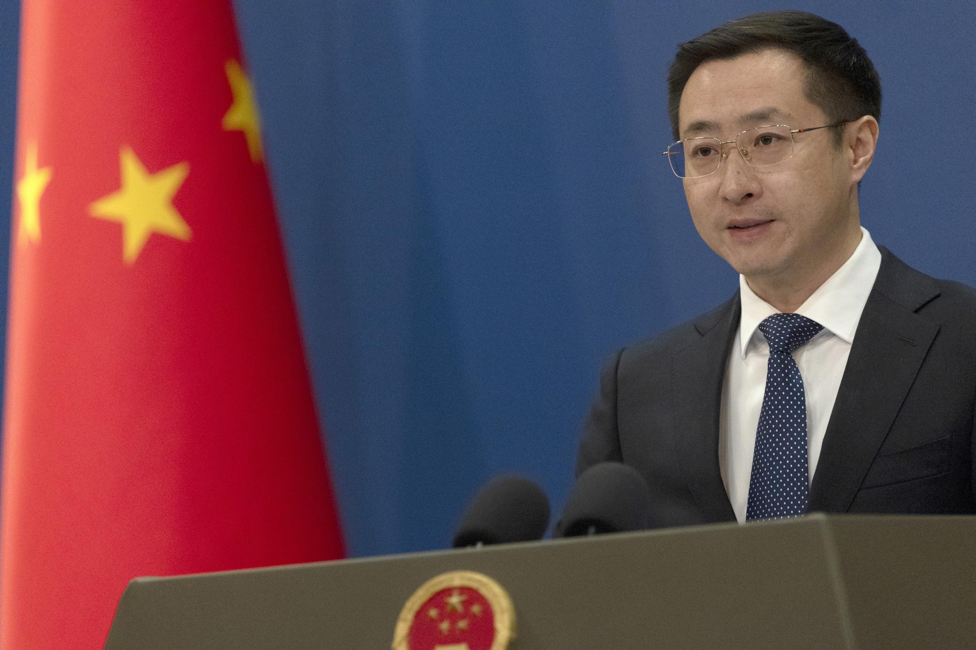 El portavoz del Ministerio de Exteriores de China, Lin Jian, habla durante una conferencia de prensa en Pekín, China, el 14 de abril de 2025. EFE/EPA/ANDRÉS MARTÍNEZ CASARES
