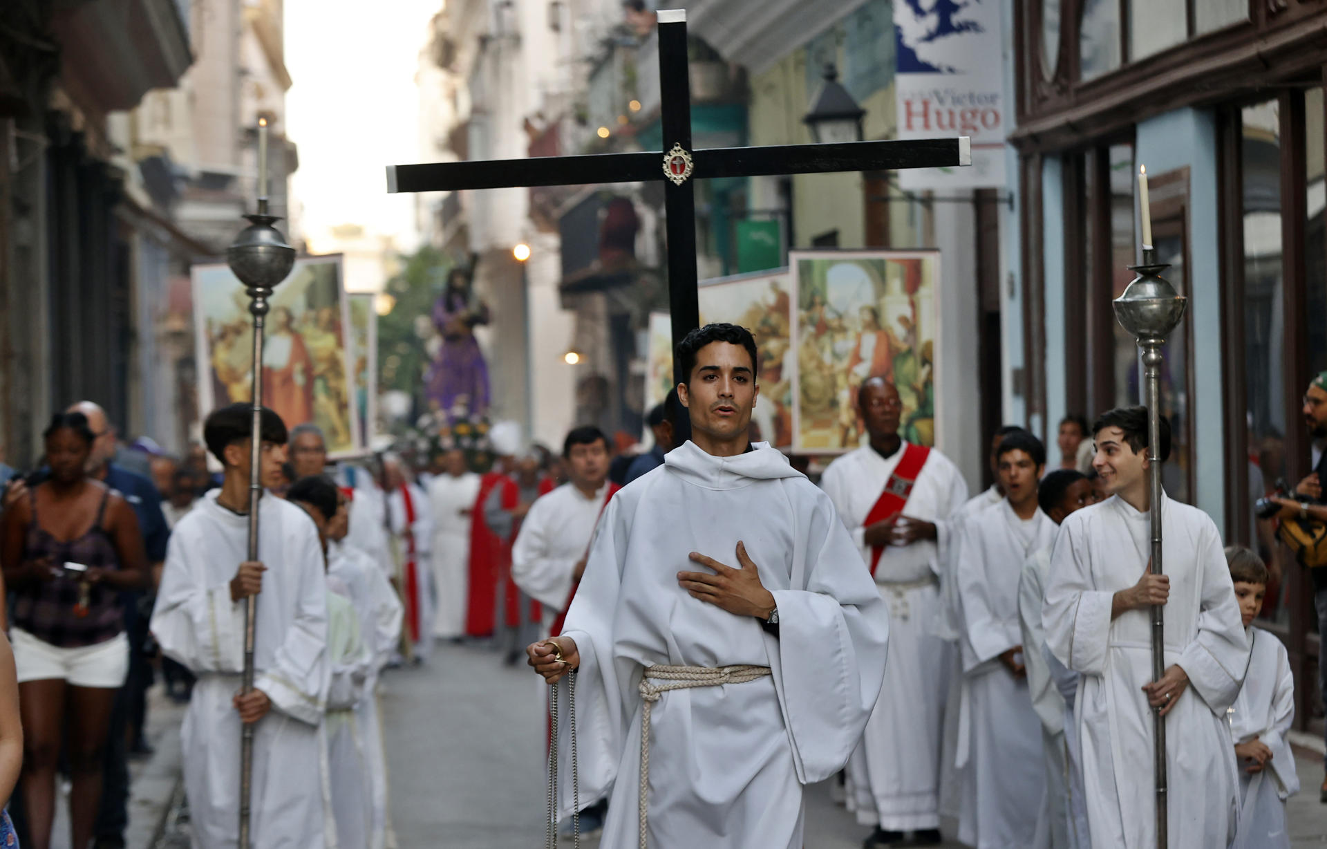 Fieles católicos recorren participan en el viacrucis de la Amargura este Viernes Santo, en La Habana (Cuba). EFE/ Ernesto Mastrascusa