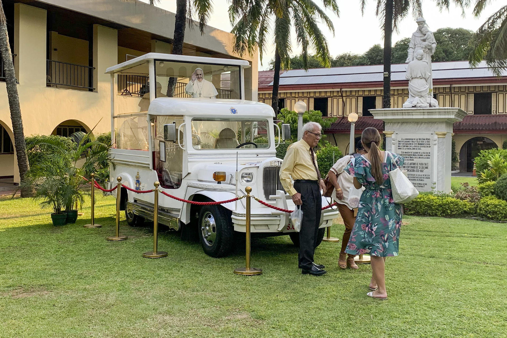 MANILA (FILIPINAS), 25/04/2025.- Curiosos se fotografían junto con el papamóvil utilizado en Filipinas por el papa Francisco durante su visita en 2015, conocido afectuosamente como 'el jeep del abuelo Kiko'. El vehículo salió de gira este viernes por varias iglesias de la capital mientras la ferviente nación católica guarda luto por el fallecimiento del pontífice. EFE/David Asta Alares