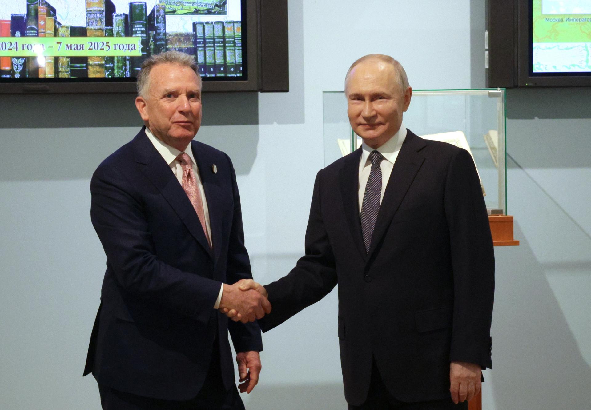 El presidente ruso Vladimir Putin se estrecha la mano con el enviado especial de EE. UU. para el Medio Oriente, Steve Witkoff (Izq.), durante una reunión en San Petersburgo, Rusia, el 11 de abril de 2025. (Rusia, San Petersburgo) EFE/EPA/GAVRIIL GRIGOROV/SPUTNIK/KREMLIN / CRÉDITO OBLIGATORIO DE LA AGENCIA MANDATARIA