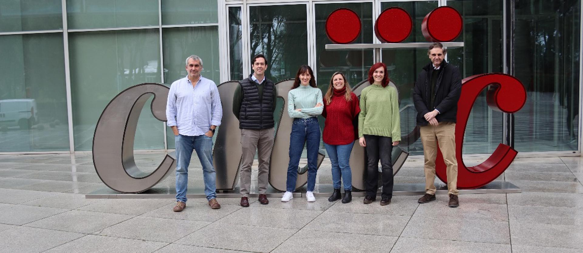 Un equipo del Centro Nacional de Investigaciones Cardiovasculares (CNIC) ha conseguido desarrollar una innovadora terapia génica para tratar una enfermedad del corazón rara que es devastadora en hombres jóvenes. En la imagen, los científicos que han realizado el estudio. Imagen cedida por el CNIC.