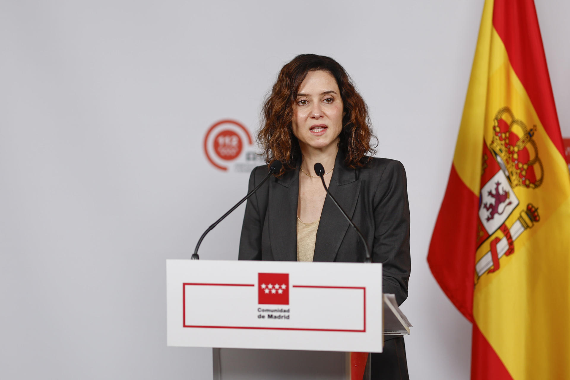 La presidenta de la Comunidad de Madrid, Isabel Díaz Ayuso durante la rueda de prensa ofrecida este martes en la sede de la Agencia de Seguridad y Emergencias ASEM 112 en Pozuelo de Alarcón. EFE/ Rodrigo Jimenez