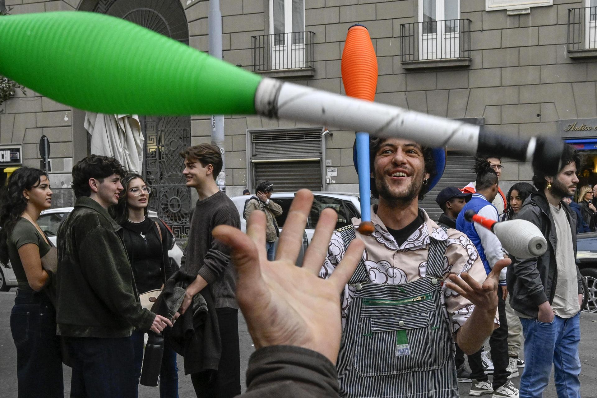 - Los malabaristas se presentan durante una protesta contra la normativa municipal que impone un límite máximo de decibelios y el uso de instrumentos de percusión, en Nápoles, Italia, 14 de abril de 2025. (Protestas, Italia, Nápoles) EFE/EPA/CIRO FUSCO