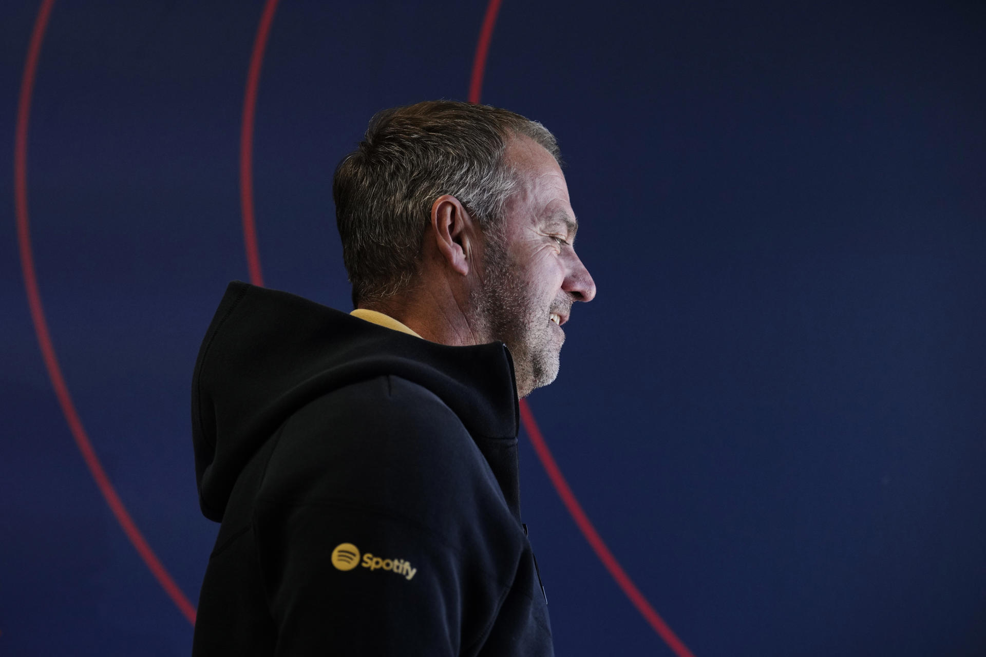 El entrenador del FC Barcelona, Hansi Flick, durante la rueda de prensa posterior al entrenamiento que el equipo azulgrana en la ciudad deportiva Joan Gamper. EFE/Alejandro García