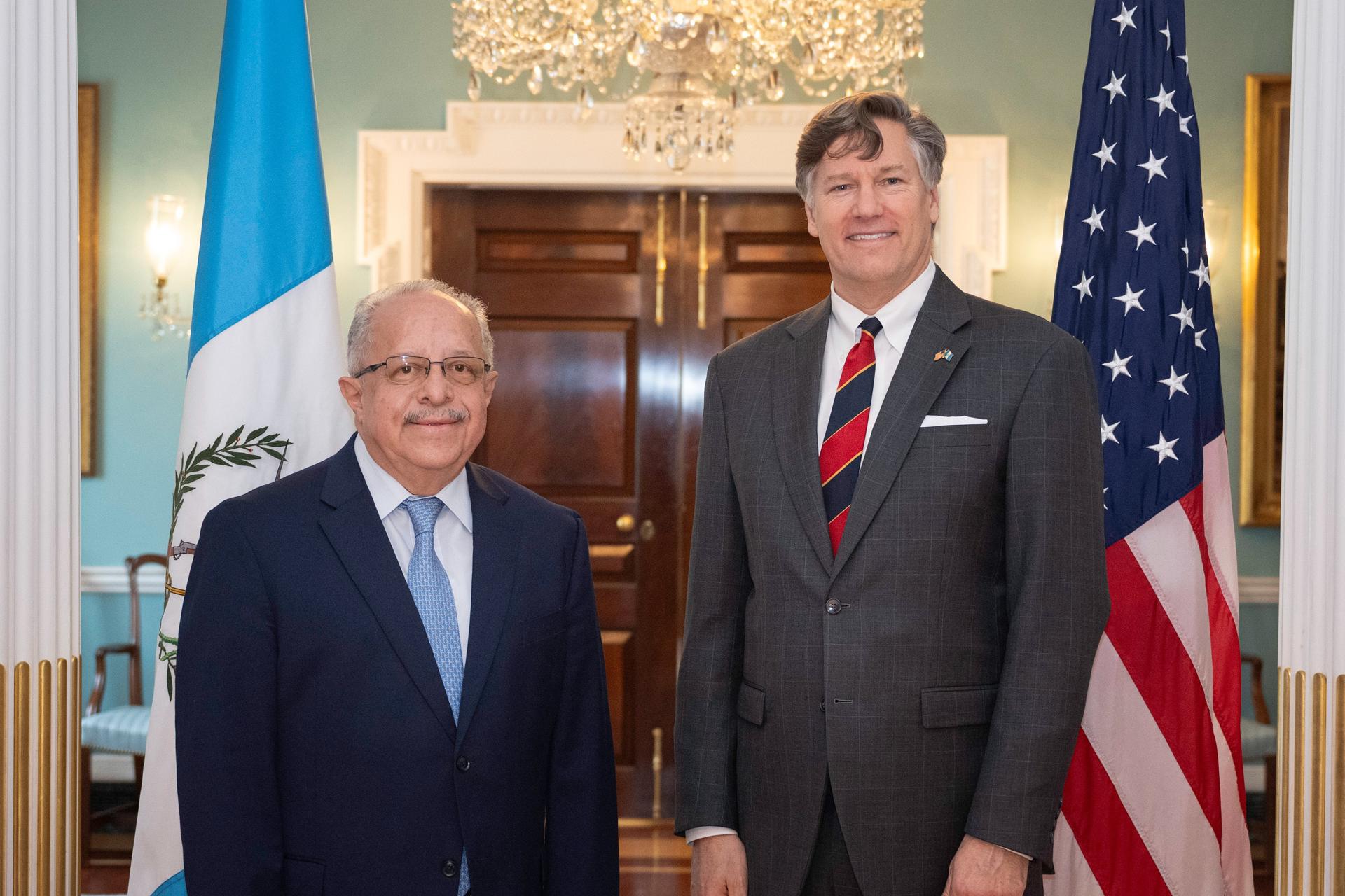 Fotografía publicada en la cuenta oficial del Subsecretario del Departamento de Estado de EE. UU. (@DeputySecState), Christopher Landau (d), donde aparece posando junto al ministro de Relaciones Exteriores de Guatemala, Carlos Ramiro Martínez, durante una reunión este viernes, en la sede de la Secretaría en Washington (Estados Unidos). EFE/@DeputySecState