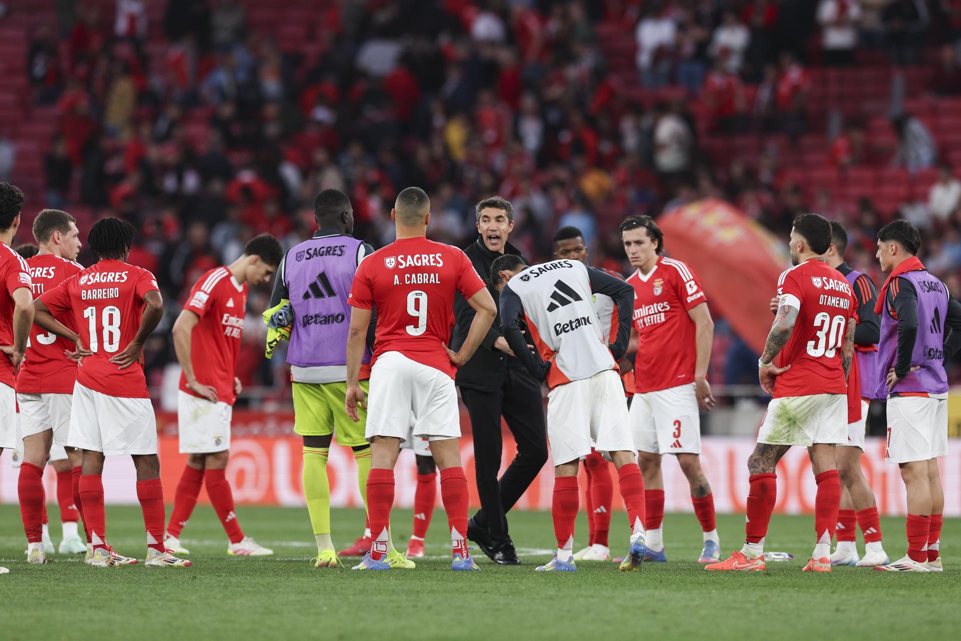 Los jugadores del benfica se lamentna tras dejar escapar una gran oportunidad ante el FC Arouca en Lisboa, Portugal.EFE/EPA/MIGUEL A. LOPES