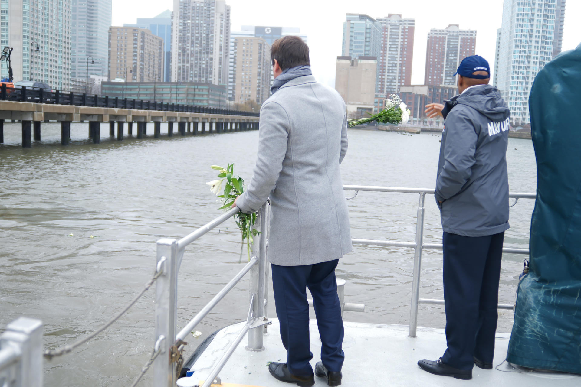 Fotografía tomada de la cuenta oficial @nycmayorsoffice de Joan Camprubí, hermano de Mercè Camprubí (i), junto al alcalde de Nueva York, Eric Adams (d), durante un acto de conmemoración a la familia española fallecida en el accidente de helicóptero, este sábado en Nueva York (Estados Unidos). EFE/ @nycmayorsoffice