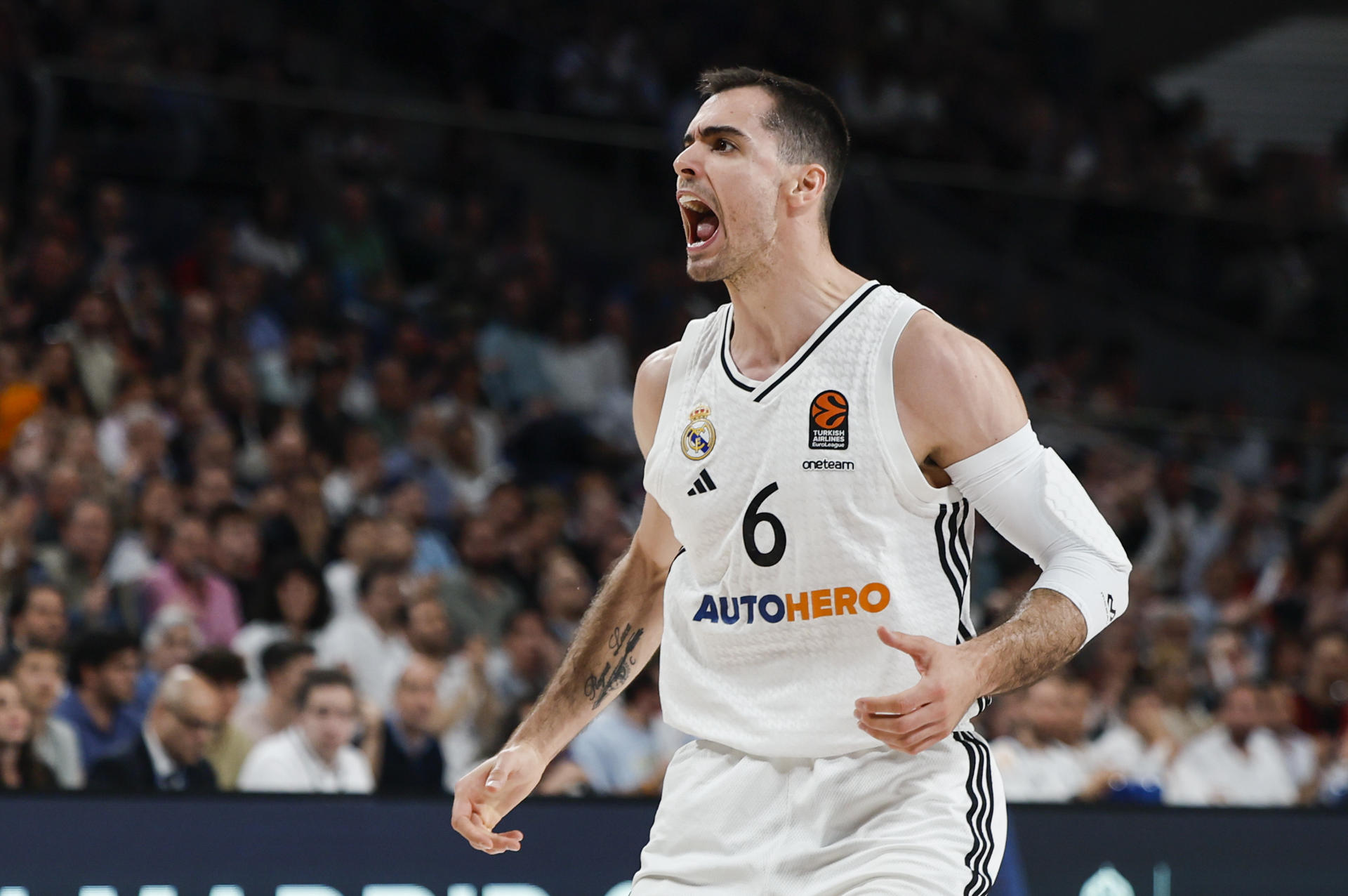 El escolta del Real Madrid, Alberto Abalde, durante el encuentro correspondiente al playoff de la Euroliga que disputaron Real Madrid y Olympiacos en el Movistar Arena, en Madrid. EFE / Sergio Pérez.