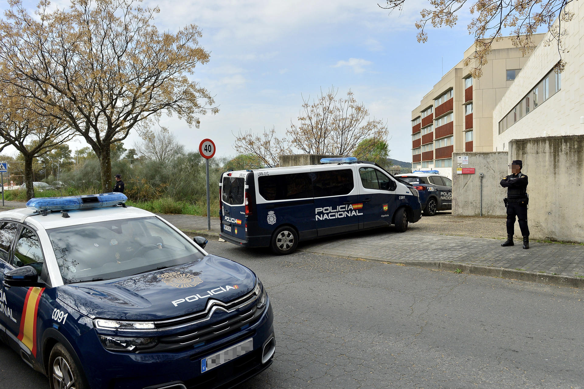 Las nueve personas detenidas por su implicación en el tiroteo ocurrido durante la madrugada de este domingo en el barrio de San Lázaro de Plasencia (Cáceres), en el que falleció una niña de dos años, pasan este martes a disposición judicial. EFE/ Eduardo Palomo