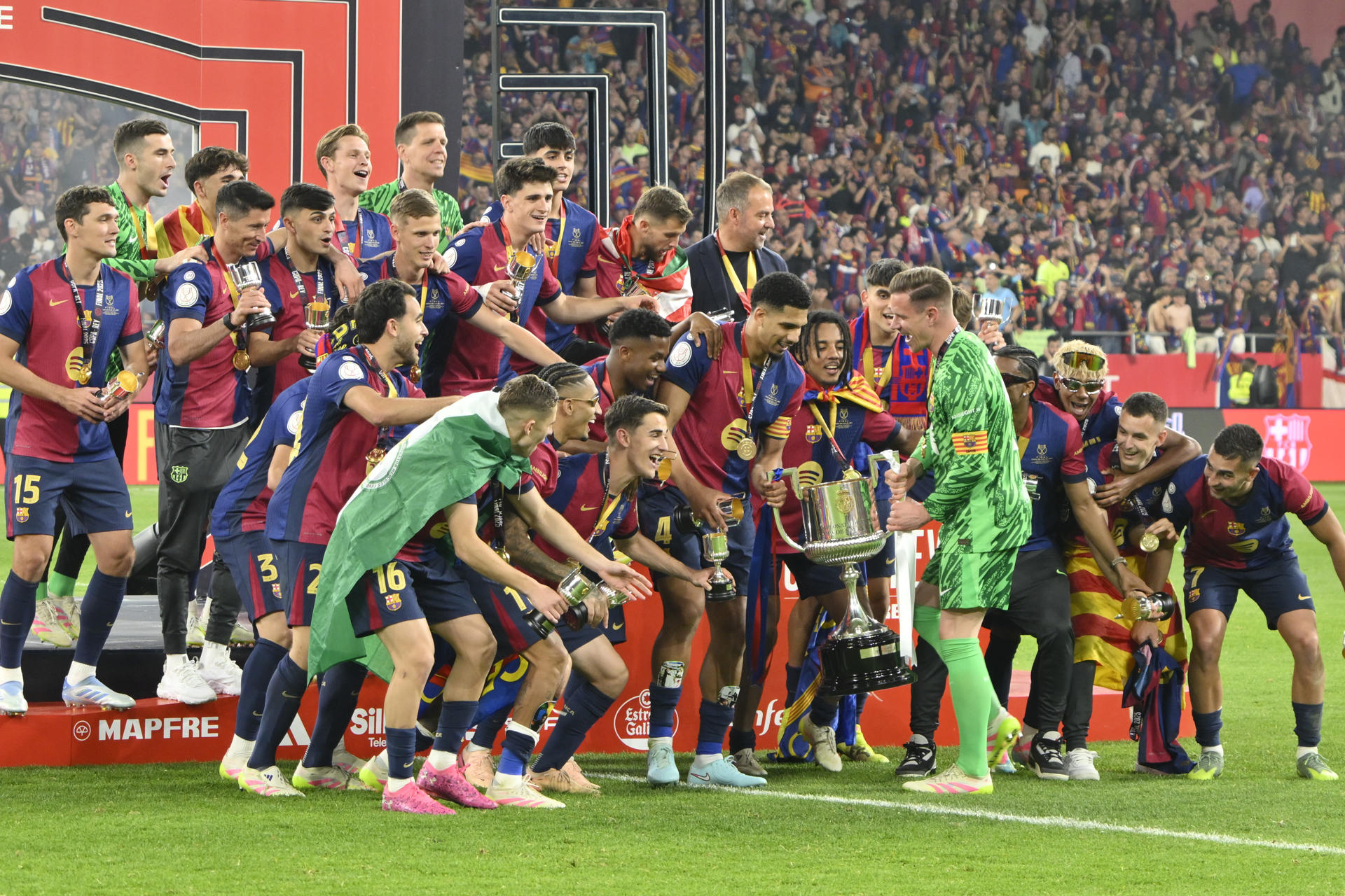 Los jugadores del FC Barcelona celebran su victoria en la final de la Copa del Rey a la finalización del encuentro que han disputado Real Madrid y FC Barcelona en el estadio de La Cartuja, en Sevilla. EFE / Raul Caro.