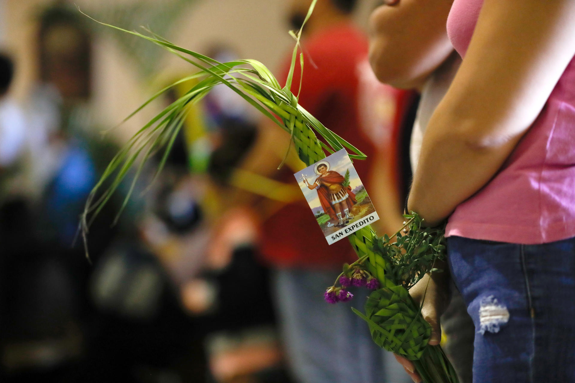 Personas participan en la bendición de ramos en la Catedral Metropolitana este domingo en Asunción (Paraguay). EFE/Juan Pablo Pino