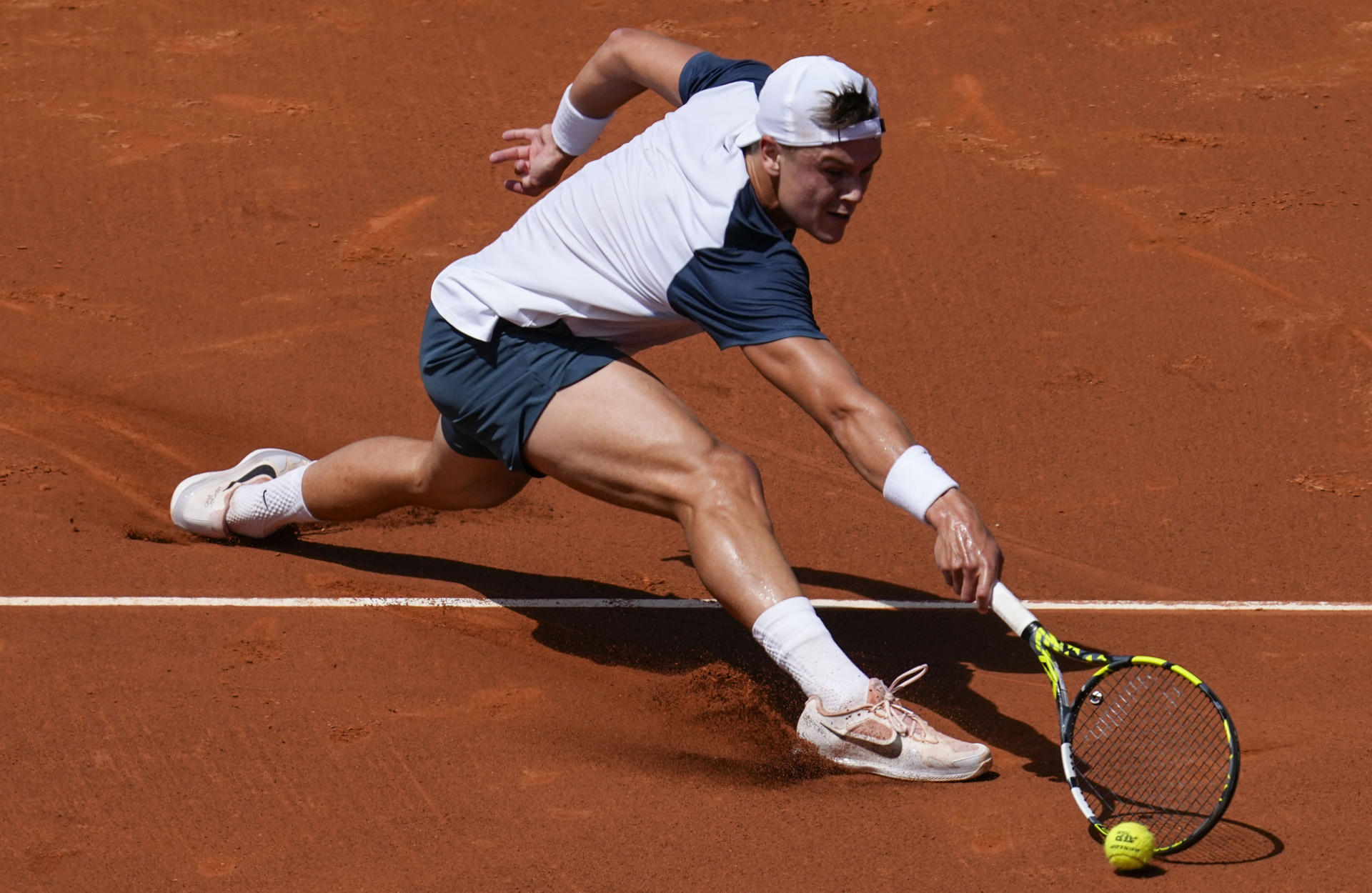 El tenista danés, Holger Rune, durante el partido de cuartos de final del Barcelona Open Banc Sabadell-Trofeo Conde de Godó disputado ante el noruego Casper Ruud, este viernes en Barcelona. EFE/ Enric Fontcuberta