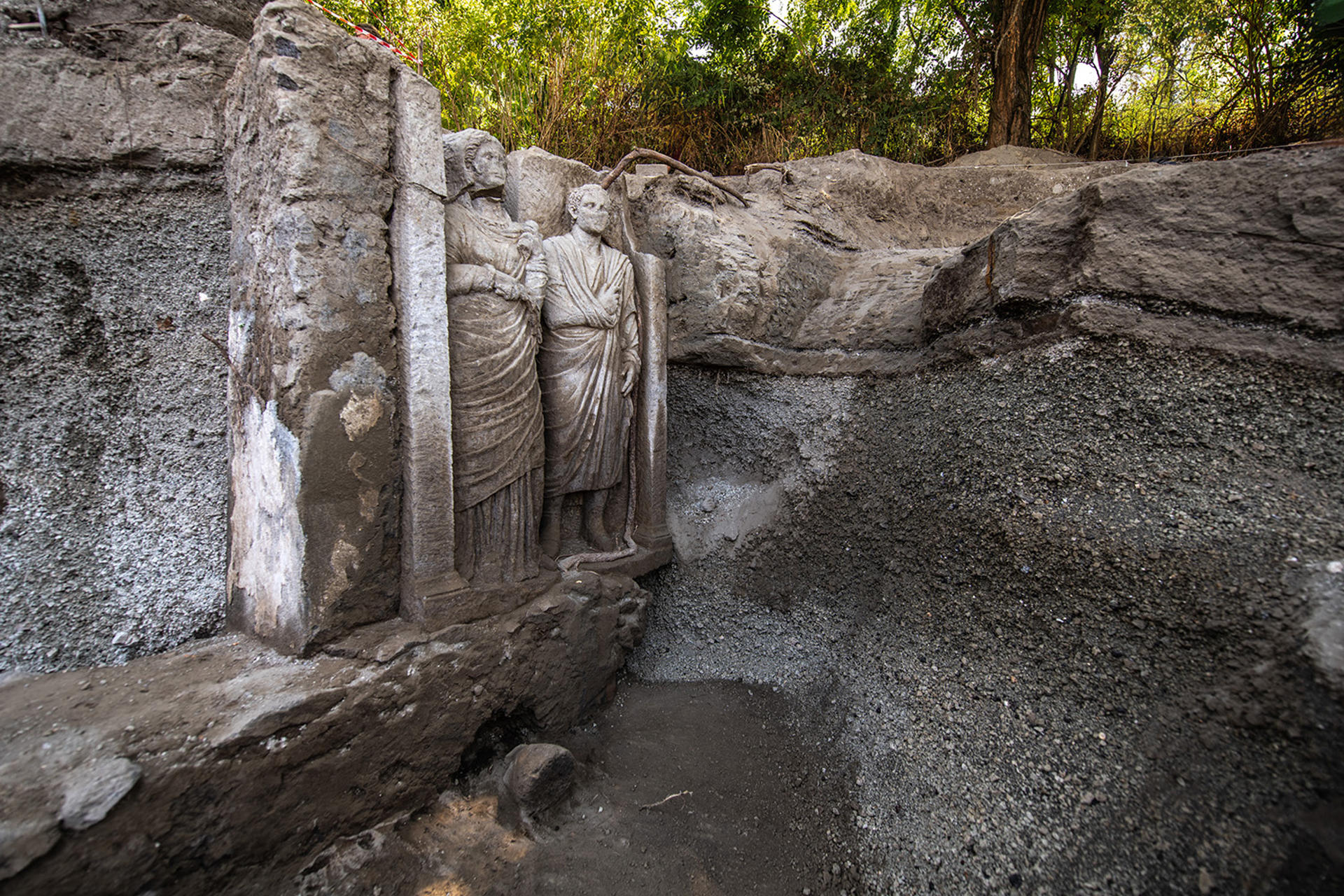 Un relieve funerario que representa a un hombre y una mujer que forma parte de una tumba monumental en una necrópolis de Pompeya fue hallado durante una excavación de un proyecto de investigación de la Universidad de Valencia (España), informó este martes el Parque Arqueológico de esta antigua ciudad romana (sur de Italia). El descubrimiento se hizo mientras arqueólogos excavaban el área como parte del proyecto "Investigando la arqueología de la muerte" de la Universidad de Valencia, bajo dirección científica del profesor Llorenç Alapont.-EFE/Alfio Giannotti (Parque Arqueológico de Pompeya)***SOLO USO EDITORIAL/SOLO DISPONIBLE PARA ILUSTRAR LA NOTICIA QUE ACOMPAÑA (CRÉDITO OBLIGATORIO)***