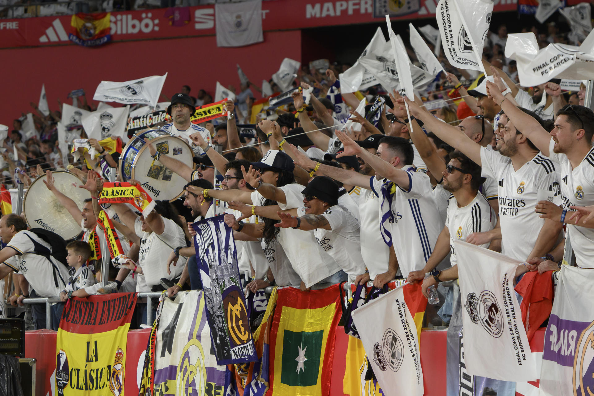 La afición del Real Madrid anima al equipo antes de comenzar la final de la Copa del Rey que disputan Real Madrid y FC Barcelona en el estadio de La Cartuja, en Sevilla. EFE/ Raúl Caro.
