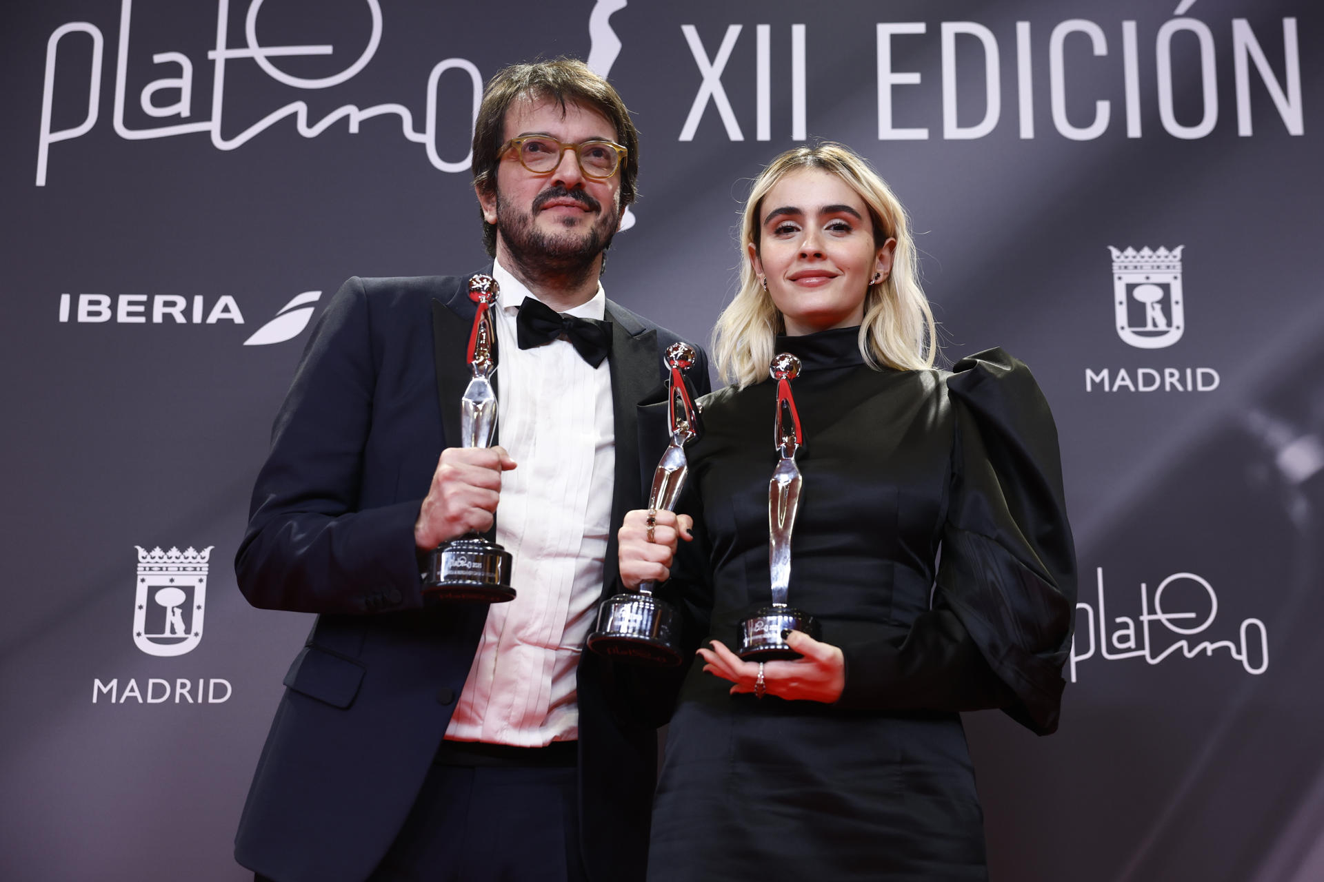 El productor brasileño Rodrigo Teixeira (i) posa con el galardón a mejor película Iberoamericana de ficción, mejor dirección y mejor actriz protagonista por -Ainda estou aqui-, durante la entrega de los Premios Platino en Madrid. EFE/Daniel González