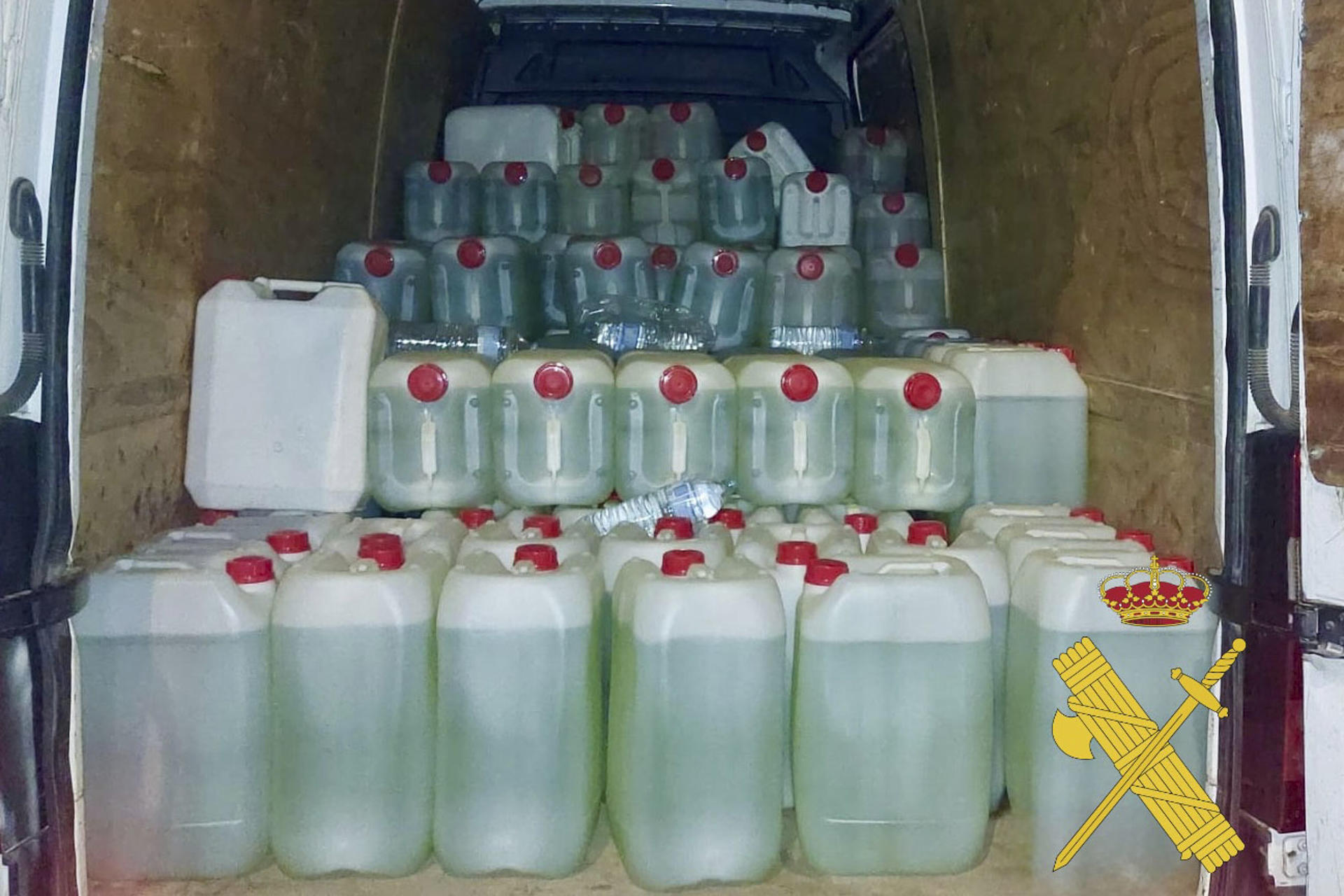 Agentes de la Guardia Civil han desmantelado en Adra (Almería) un dispositivo logístico presuntamente destinado al abastecimiento de embarcaciones empleadas en actividades ilícitas, en una operación en la que han sido intervenidos 4.750 litros de combustible. EFE/Guardia Civil/SOLO USO EDITORIAL/SOLO DISPONIBLE PARA ILUSTRAR LA NOTICIA QUE ACOMPAÑA (CRÉDITO OBLIGATORIO)