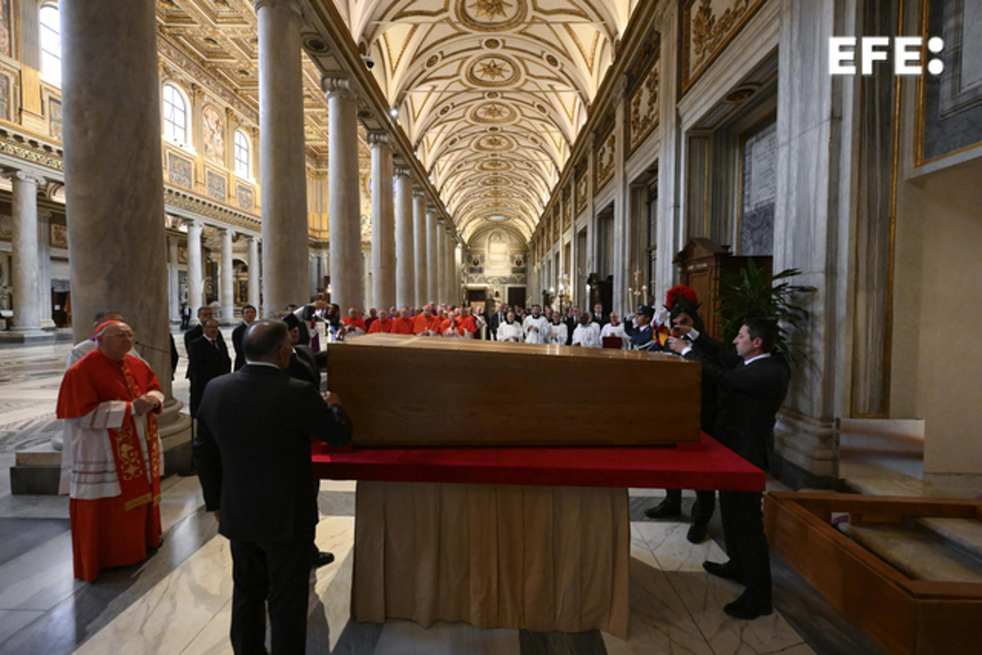 El entierro del papa Francisco en la basílica de Santa María la Mayor se produjo ante el cardenal camarlengo, Kevin Joseph Farrel, y los familiares del pontífice tras el funeral celebrado en la plaza de San Pedro ante 250.000 personas. EFE/Medios del Vaticano / Francesco Sforza/ POOL / SOLO USO EDITORIAL/SOLO DISPONIBLE PARA ILUSTRAR LA NOTICIA QUE ACOMPAÑA (CRÉDITO OBLIGATORIO)