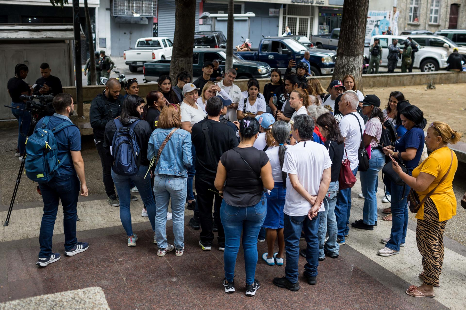 Personas se reúnen durante una manifestación este martes en Caracas (Venezuela). EFE/ Miguel Gutiérrez
