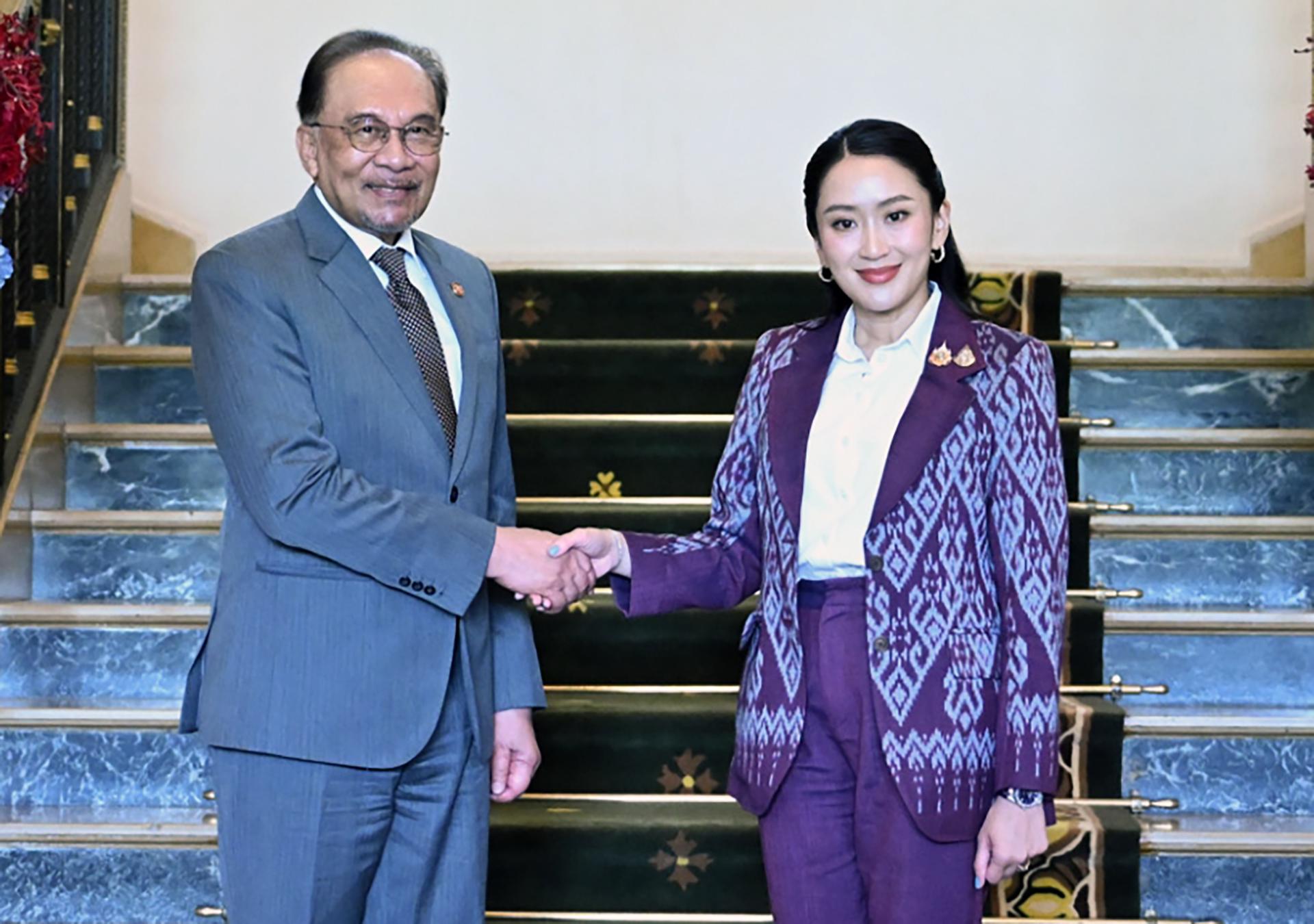 Bangkok (Thailand), 17/04/2025.- A handout photo made available by the Royal Thai Government shows Malaysia's Prime Minister Anwar Ibrahim (L) shaking hands with Thai Prime Minister Paetongtarn Shinawatra (R) during a meeting at Government House in Bangkok, Thailand, 17 April 2025. Ibrahim, who also holds the current ASEAN chairmanship, is on a working visit to Thailand to hold talks with his Thai counterpart and is set to meet Myanmar’s junta leader in Bangkok for an informal dialogue aimed at alleviating the ongoing turmoil and earthquake relief efforts in Myanmar. (Terremoto/sismo, Malasia, Birmania, Tailandia) EFE/EPA/ROYAL THAI GOVERNMENT HANDOUT HANDOUT EDITORIAL USE ONLY/NO SALES