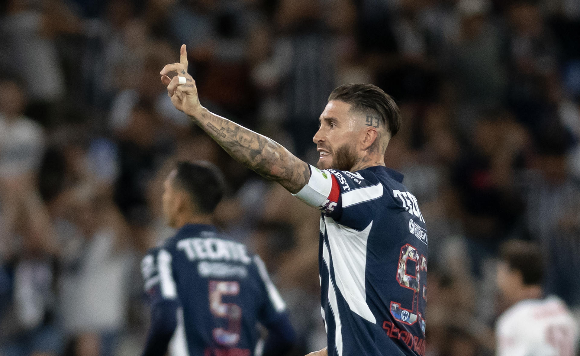 El español Sergio Ramos, de Monterrey, durante un partido del Clausura 2025 ante Guadalajara en el estadio BBVA. EFE/ Miguel Sierra