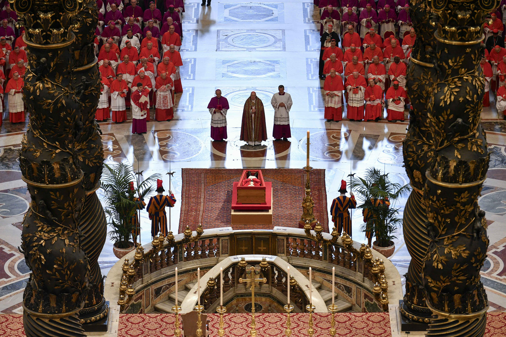 El féretro abierto del papa Francisco, en la basílica de San Pedro ante el Altar de la Confesión antes de que los fieles puedan darle el último adiós, este miércoles. La ceremonia del traslado del féretro del papa Francisco, que falleció este lunes a los 88 años, de la capilla de Santa Marta, comenzó a las 9.00 hora local (7.00 GMT ) desde la que fue su residencia, a la basílica de San Pedro. EFE/ Dicasterio Para La Comunicación Del Vaticano SOLO USO EDITORIAL/SOLO DISPONIBLE PARA ILUSTRAR LA NOTICIA QUE ACOMPAÑA (CRÉDITO OBLIGATORIO)