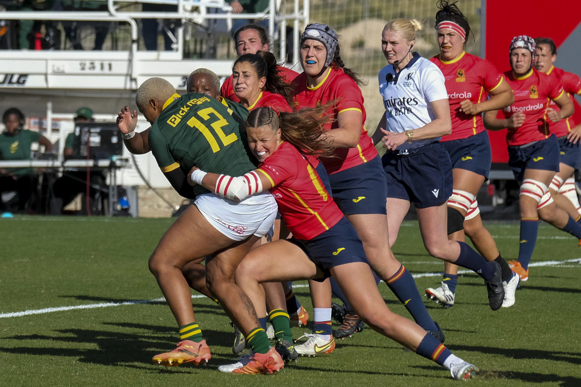 Un momento del partido amistoso internacional de rugby femenino entre las selecciones de España y Sudáfrica, disputado este sábado en el campo de rugby del Bonalba Resort de Mutxamel. EFE / Pablo Miranzo
