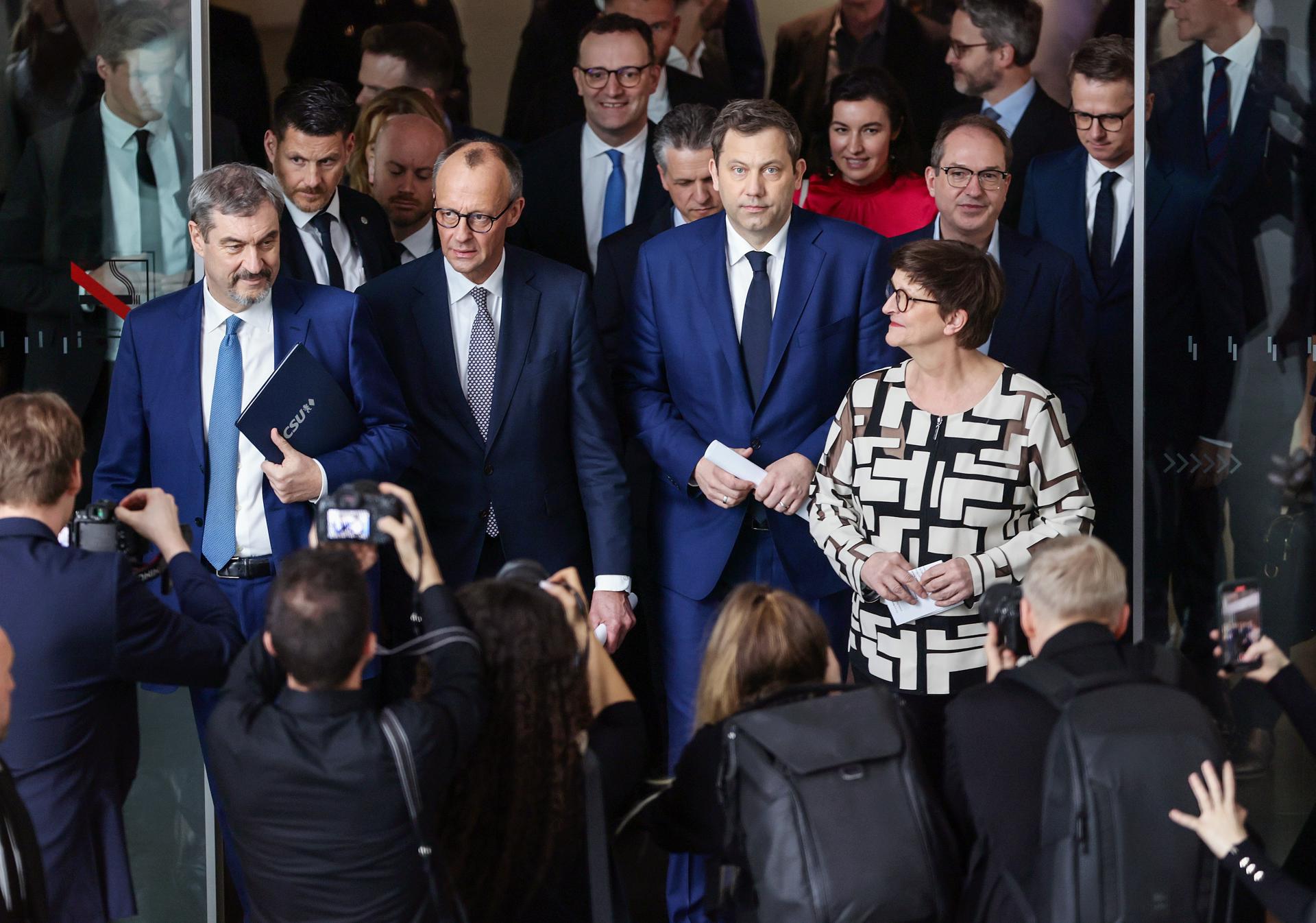(De izquierda a derecha) El primer ministro del estado de Baviera, Markus Soeder, el presidente de la Unión Demócrata Cristiana (CDU) y de su grupo parlamentario, Friedrich Merz, el copresidente del Partido Socialdemócrata (SPD), Lars Klingbeil, y la copresidenta del SPD, Saskia Esken, llegan a una conferencia de prensa para presentar el acuerdo conjunto de coalición en el Bundestag alemán, en Berlín, Alemania, el 09 de abril de 2025. La CDU, la Unión Social Cristiana (CSU) y el SPD han concluido con éxito las negociaciones de coalición. (Alemania) EFE/EPA/HANNIBAL HANSCHKE