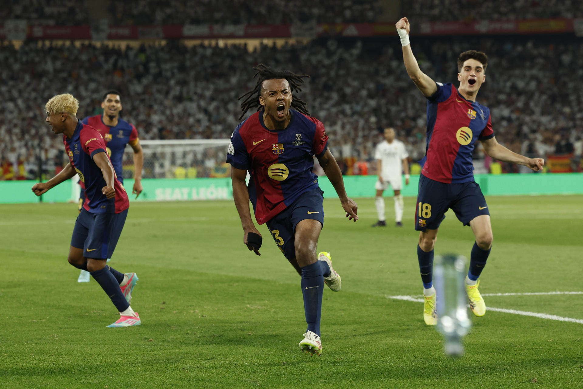 El defensa francés del Barcelona Jules Koundé (c) celebra el tercer gol de su equipo durante la final de la Copa del Rey que disputaron Real Madrid y FC Barcelona en el estadio de La Cartuja, en Sevilla. EFE/Julio Muñoz