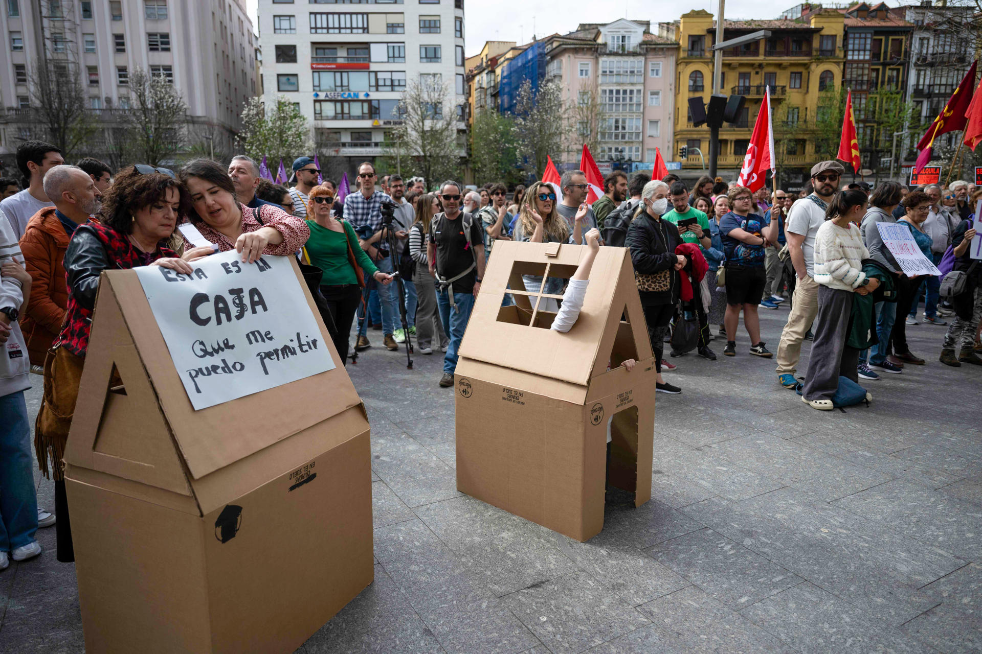SANTANDER, 05/04/2025.- Un momento de la concentración convocada por el movimiento Vivienda Digna en Cantabria para protestar por la situación de la vivienda, este sábado en Santander.EFE/Pedro Puente Hoyos
