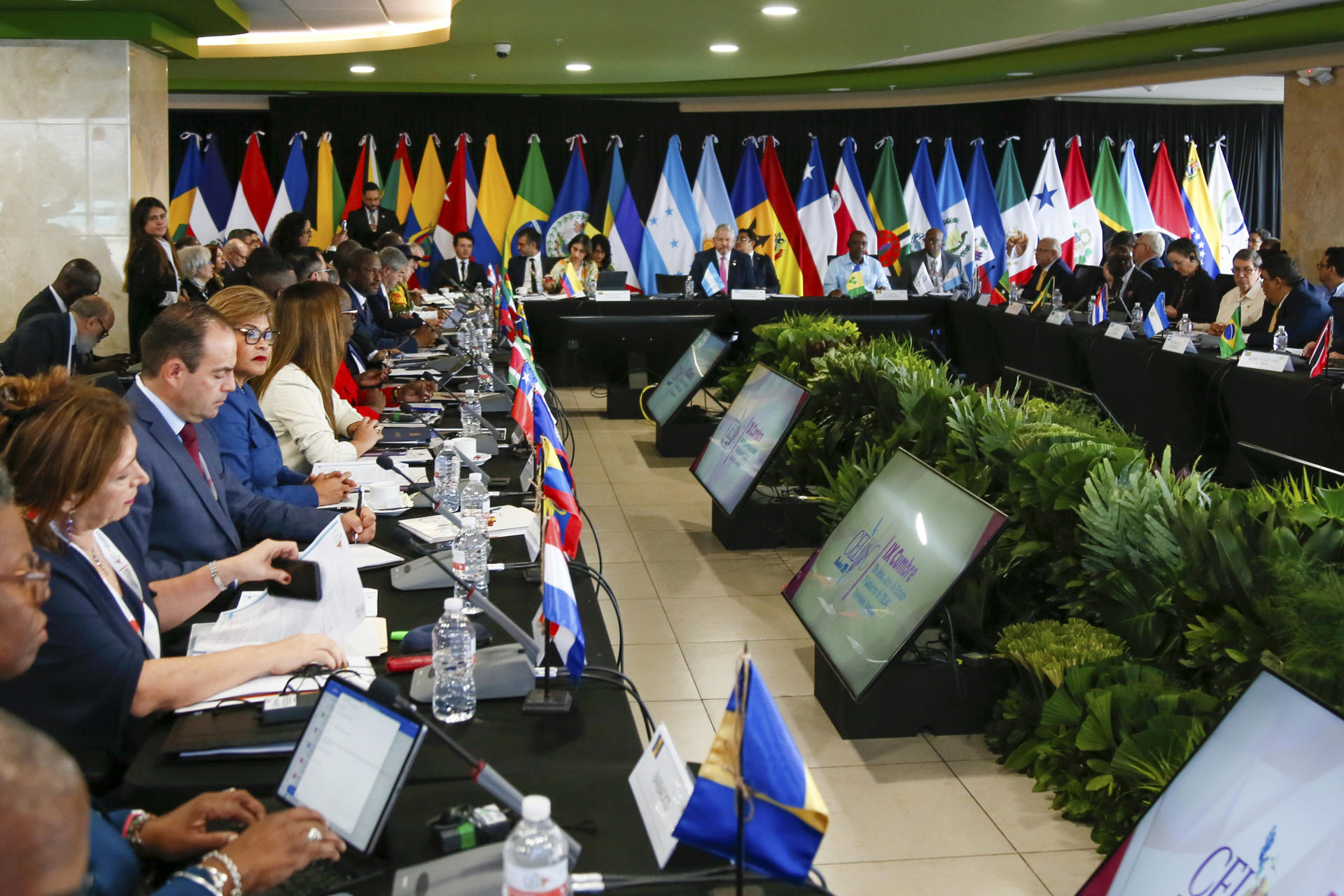 Cancilleres se reúnen este martes, durante la cumbre de la Comunidad de Estados Latinoamericanos y Caribeños (Celac), en el Banco Central en Tegucigalpa (Honduras). EFE/ Str