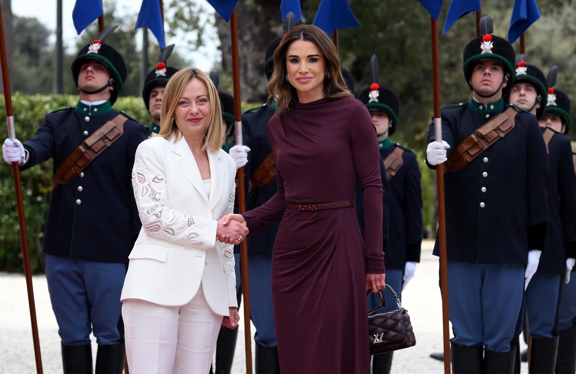 La primera ministra italiana Giorgia Meloni (I) da la bienvenida a la reina Rania de Jordania (D) en Villa Doria Pamphili en Roma, Italia, 09 de abril de 2025. (Italy, Jordan, Rome) EFE/EPA/ETTORE FERRARI